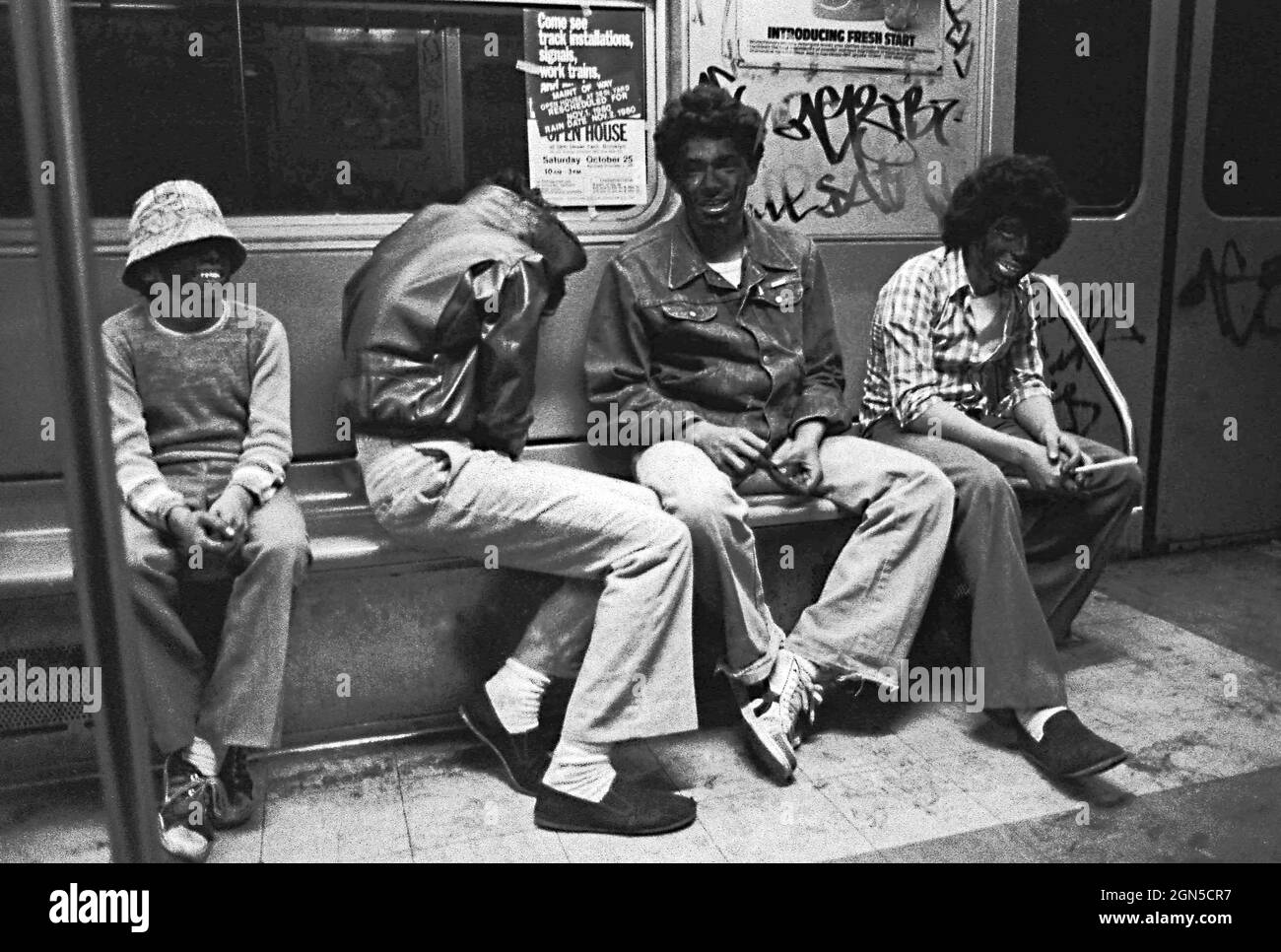 In den frühen 1980er Jahren zog sich die Jugend in einer U-Bahn in New York City für Halloween an Stockfoto