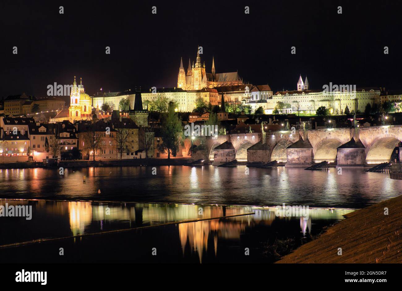 Der Blick auf die gotische Prager Burg mit der Karlsbrücke bei Nacht, Tschechische Republik Stockfoto