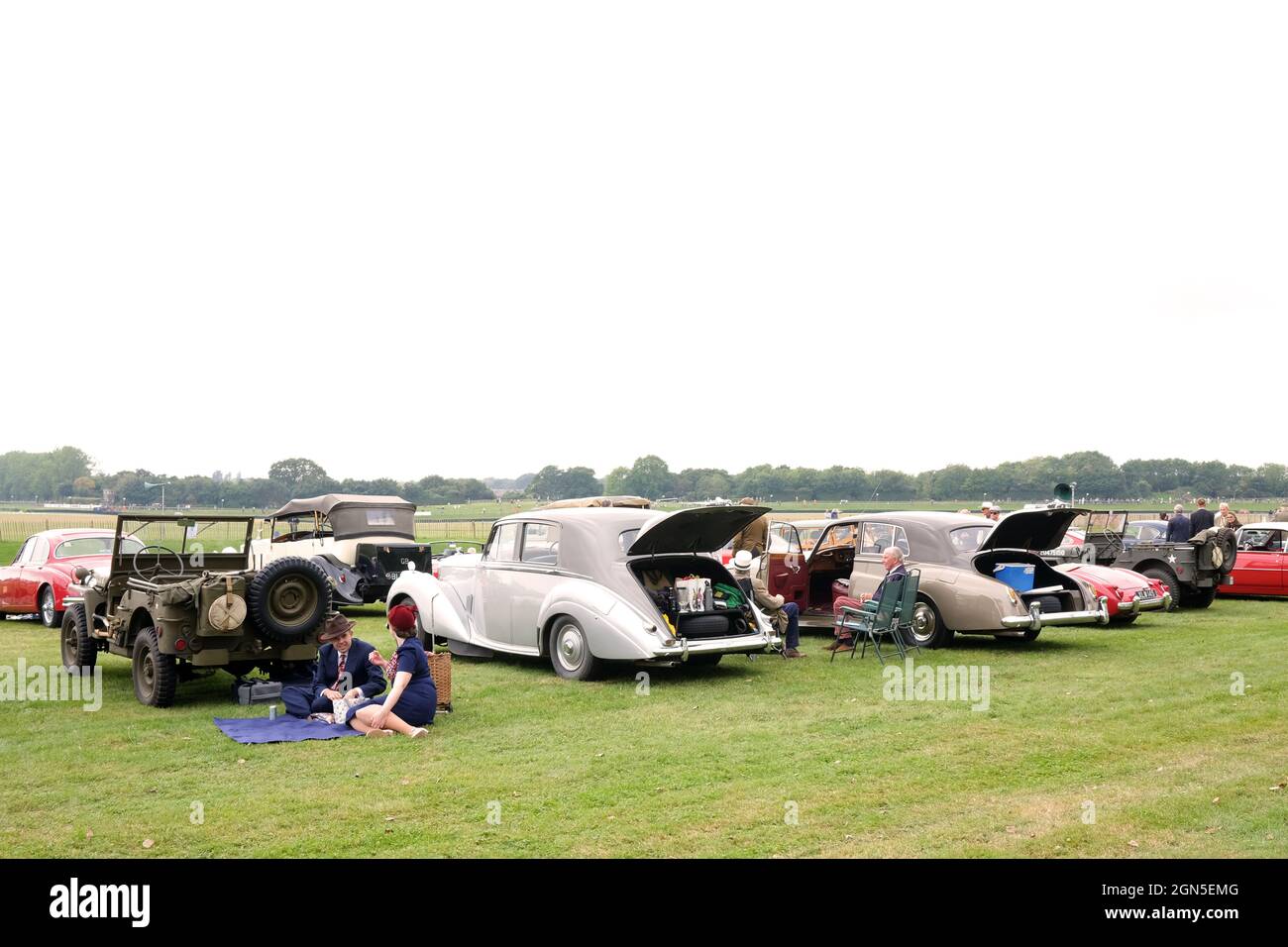 September 2021 - Classic Rolls Royce Picknick-Zeit beim Goodwood Revival Renntreffen für Oldtimer und Motorräder. Viele Volkskleider, um die Zeit zu entsprechen Stockfoto