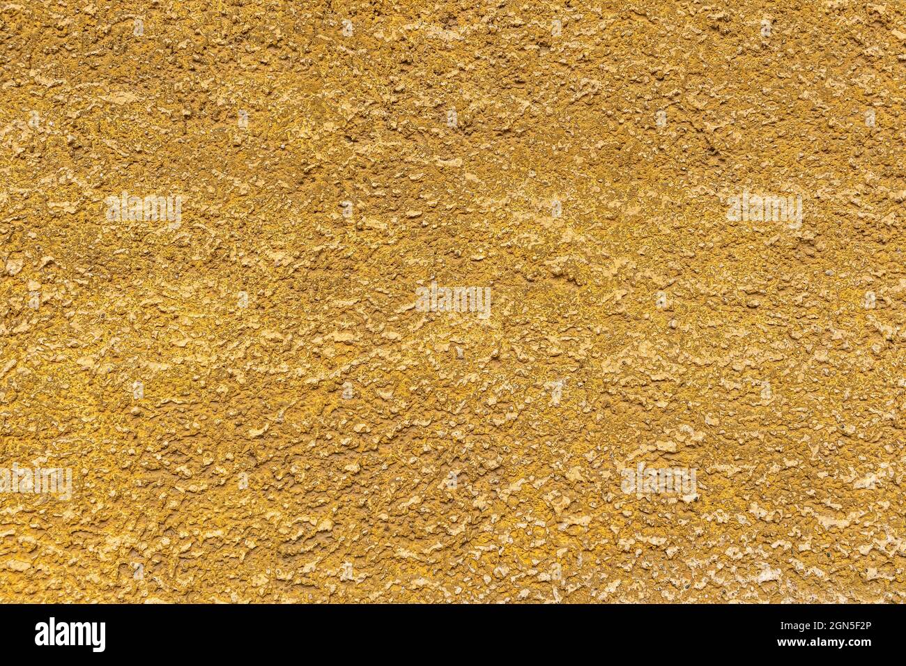 Sandige gelbe, holprige Oberfläche, Gips mit Abrieb Stockfoto