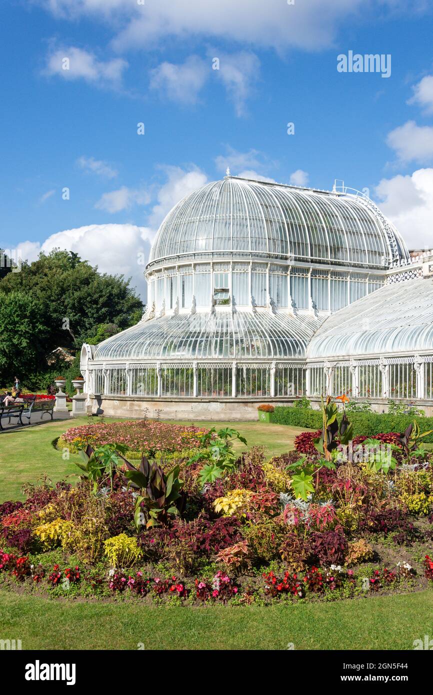 Viktorianisches Kuppelglashaus, Botanischer Garten, Queens Quarter, City of Belfast, Nordirland, Vereinigtes Königreich Stockfoto