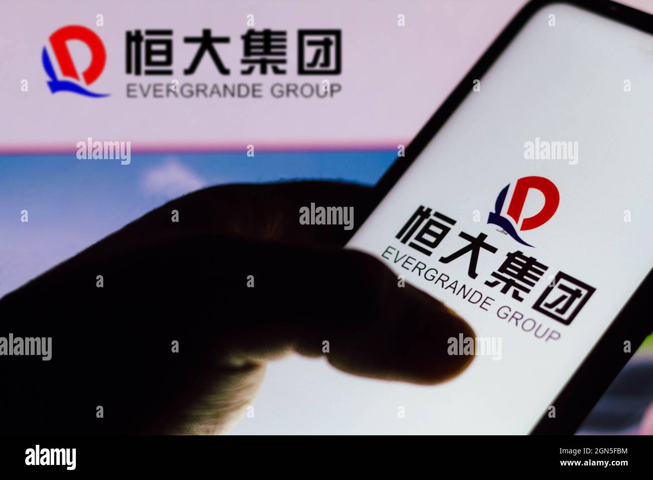 Brasilien. September 2021. In dieser Abbildung ist das Evergrande Group Logo auf einem Smartphone zu sehen. Kredit: SOPA Images Limited/Alamy Live Nachrichten Stockfoto