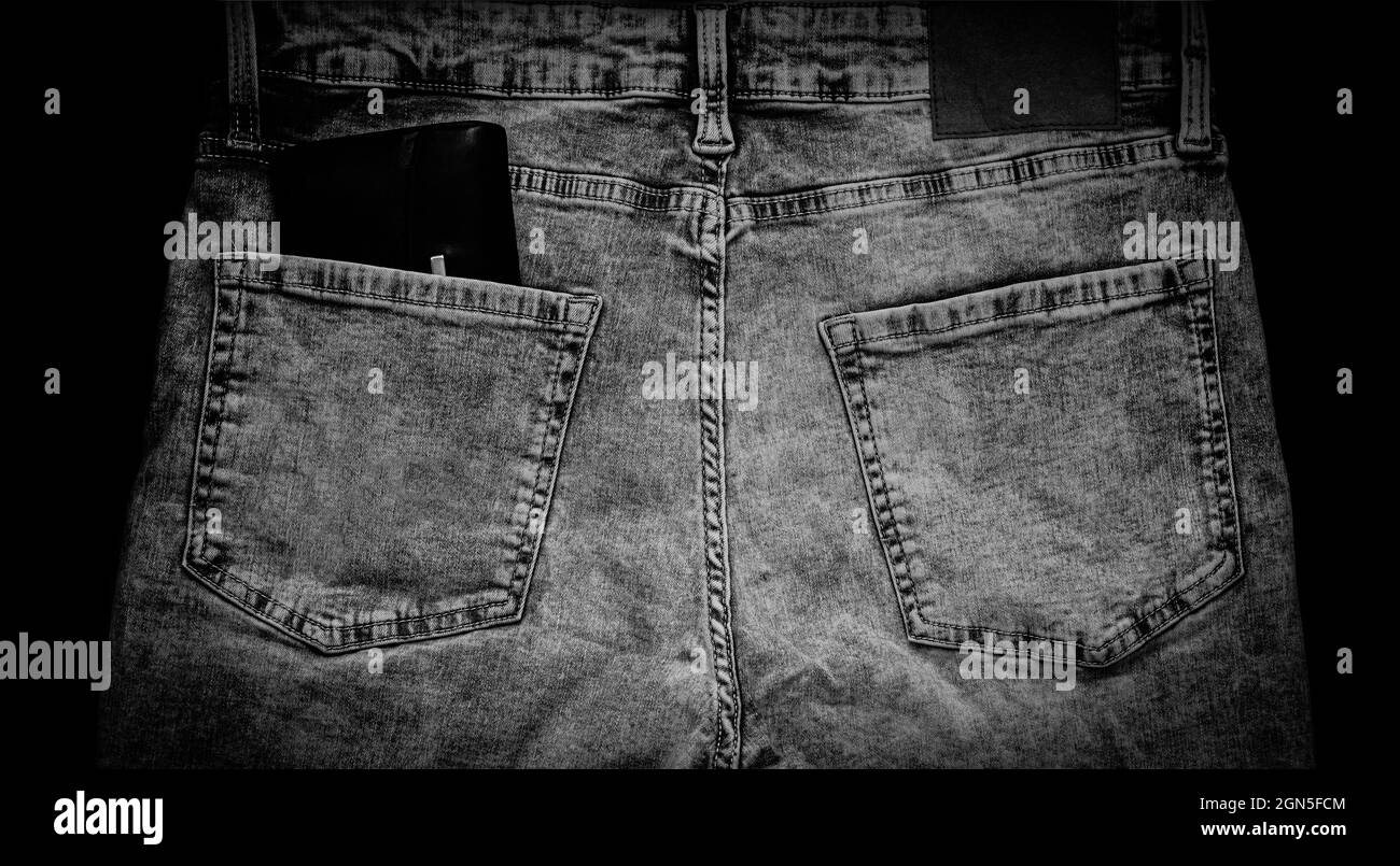 Denim-Jeans mit Geldbörse in der Gesäßtasche, in dunkel Stockfoto