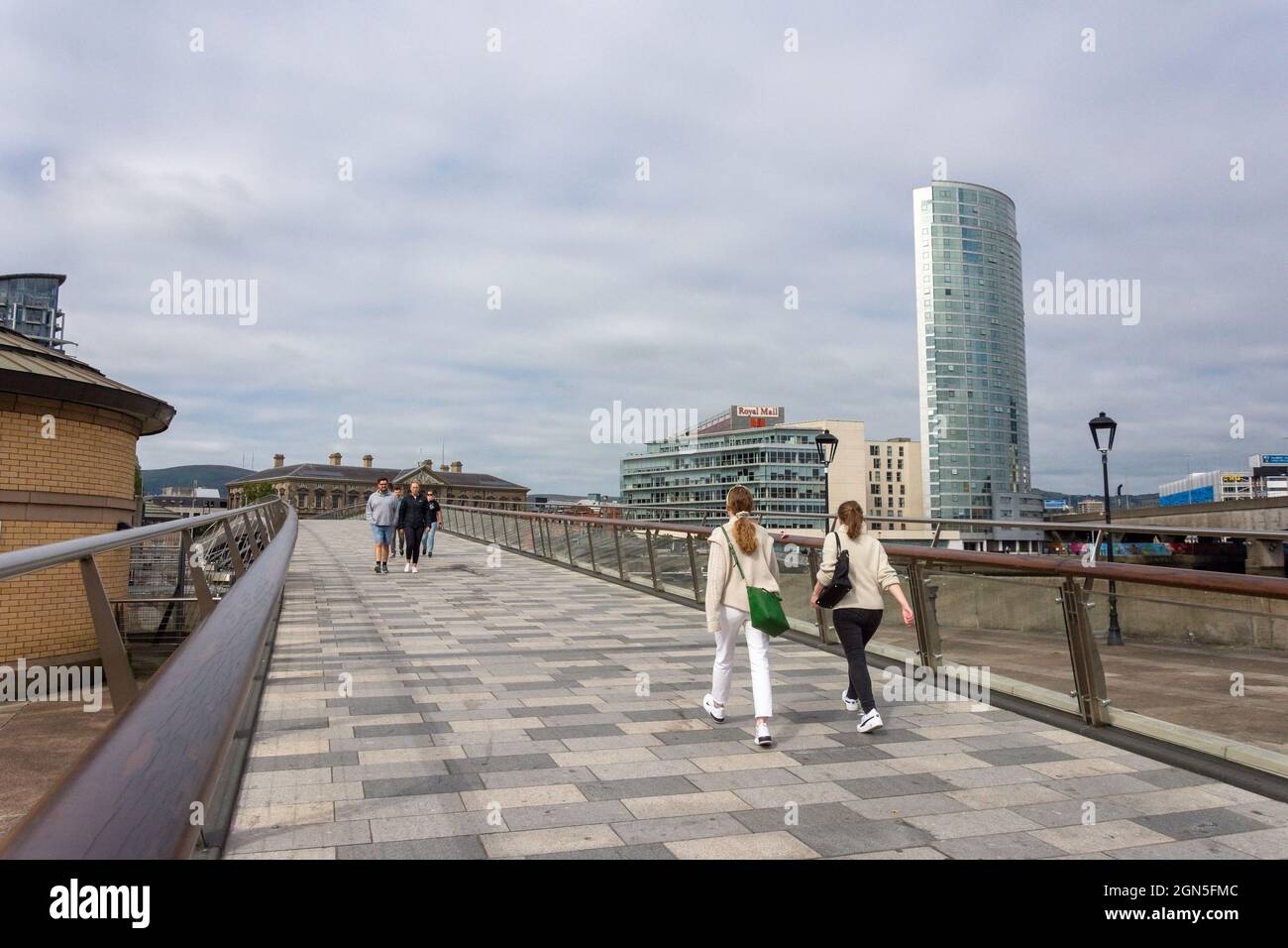 Lagan Weir Fußgängerbrücke über den Fluss Lagan, , Donegall Quay, Stadt Belfast, Nordirland, Vereinigtes Königreich Stockfoto