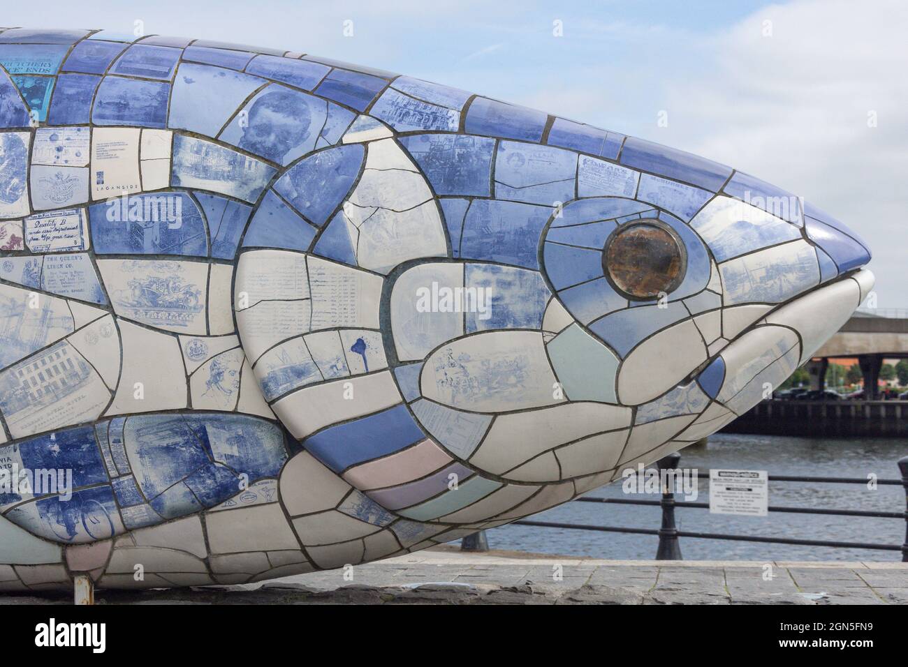 The Salmon of Knowledge (The Big Fish), Donegall Quay, City of Belfast, Nordirland, Vereinigtes Königreich Stockfoto
