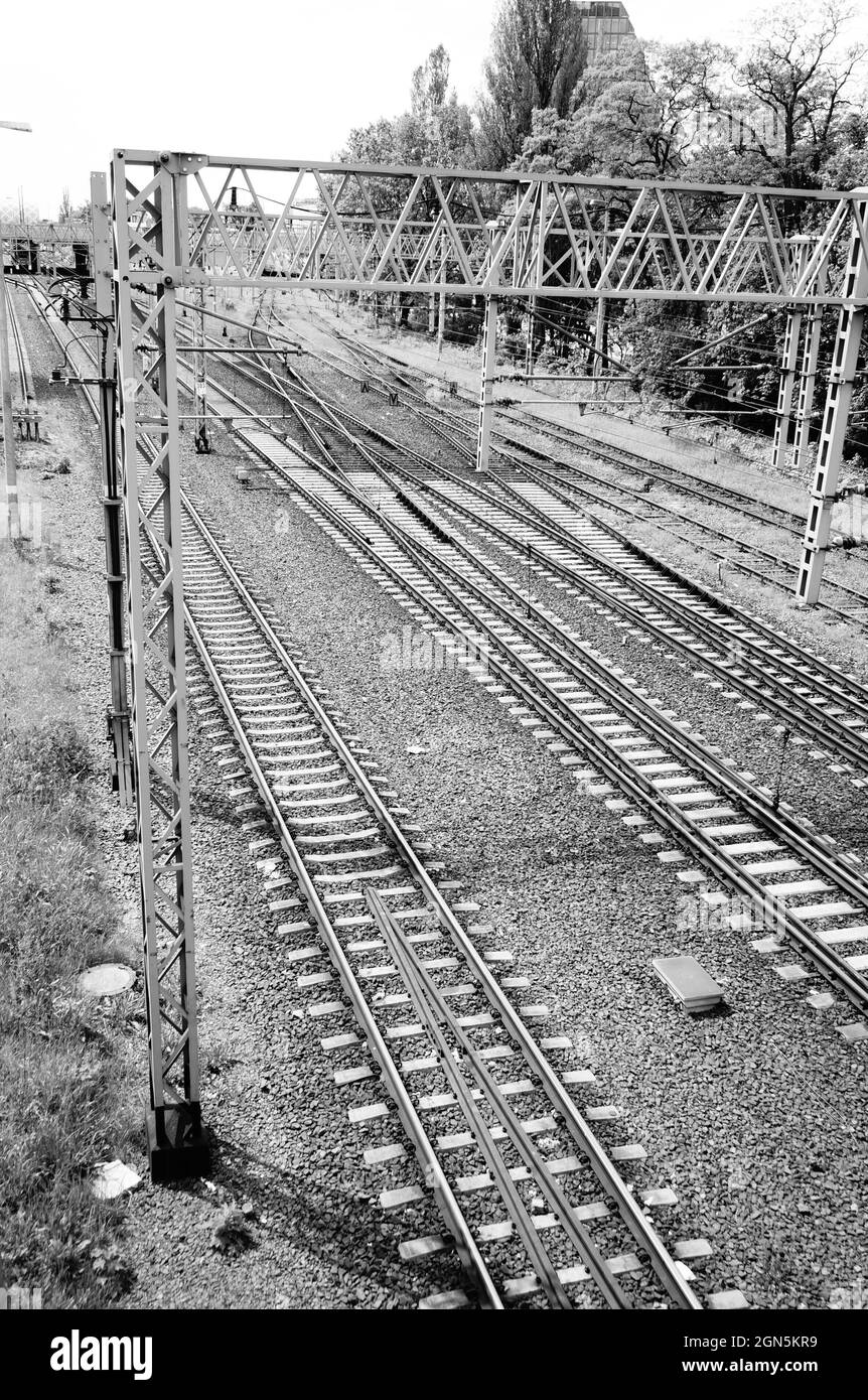 Graustufenaufnahme einer Eisenbahn während des Tages Stockfoto