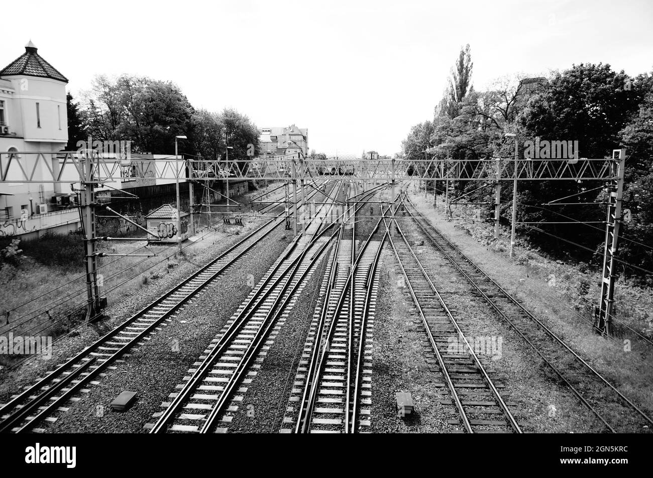 Graustufenaufnahme einer Eisenbahn während des Tages Stockfoto