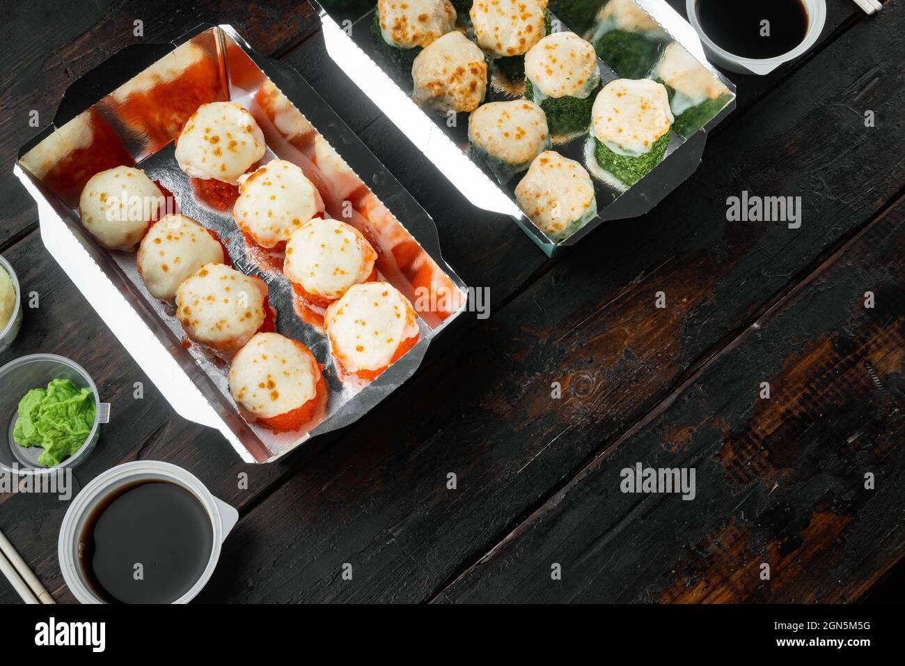 Sushi Roll Delivery Set, auf altem dunklen Holztisch Hintergrund, mit Copyspace und Platz für Text Stockfoto