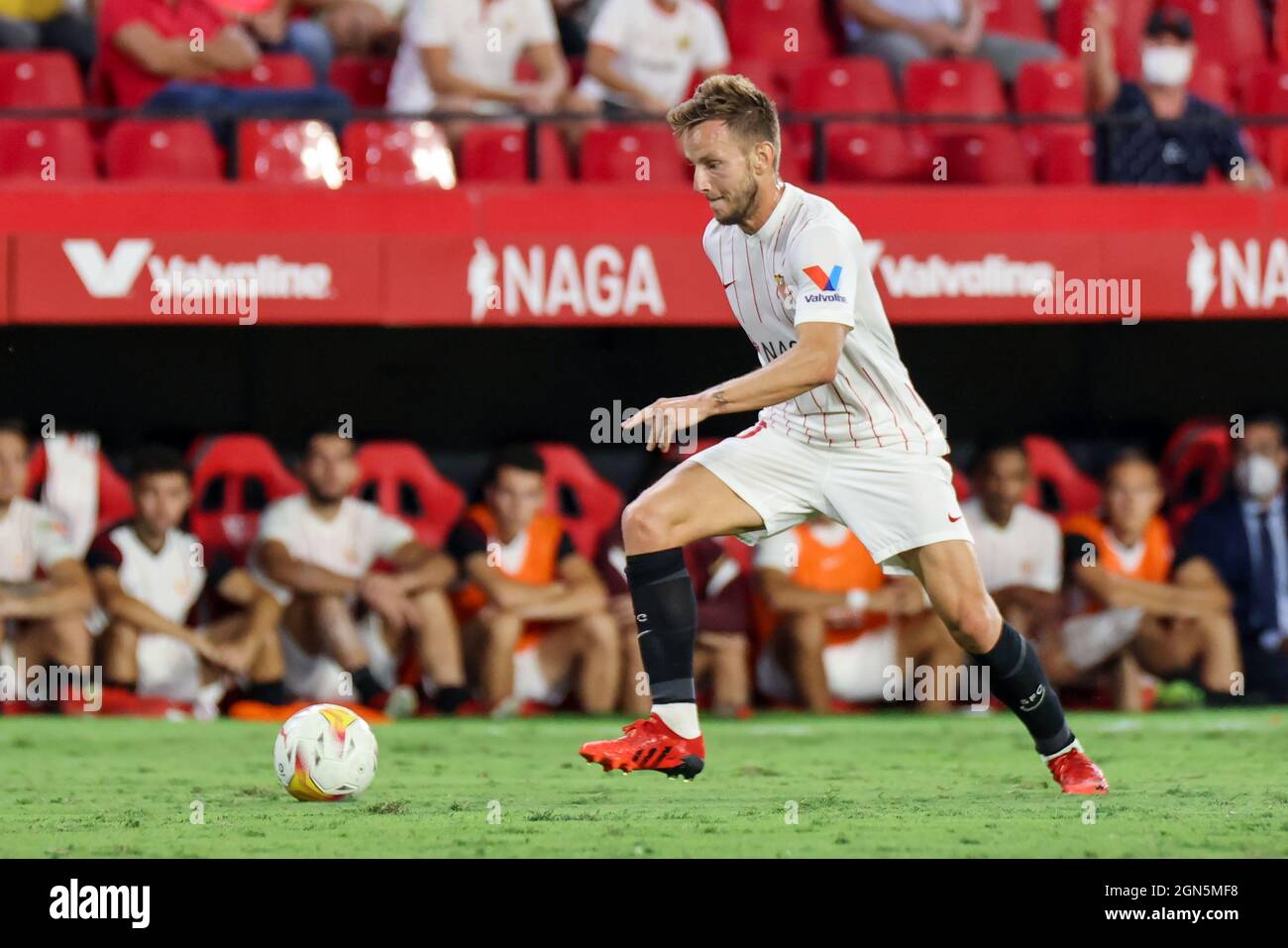 Ivan Rakitic von Sevilla CF beim La Liga Santader Spiel zwischen Sevilla CF und Valencia CF bei Ramon Sanchez Pizjuan in Sevilla, Spanien, am 22. September 2021. Stockfoto