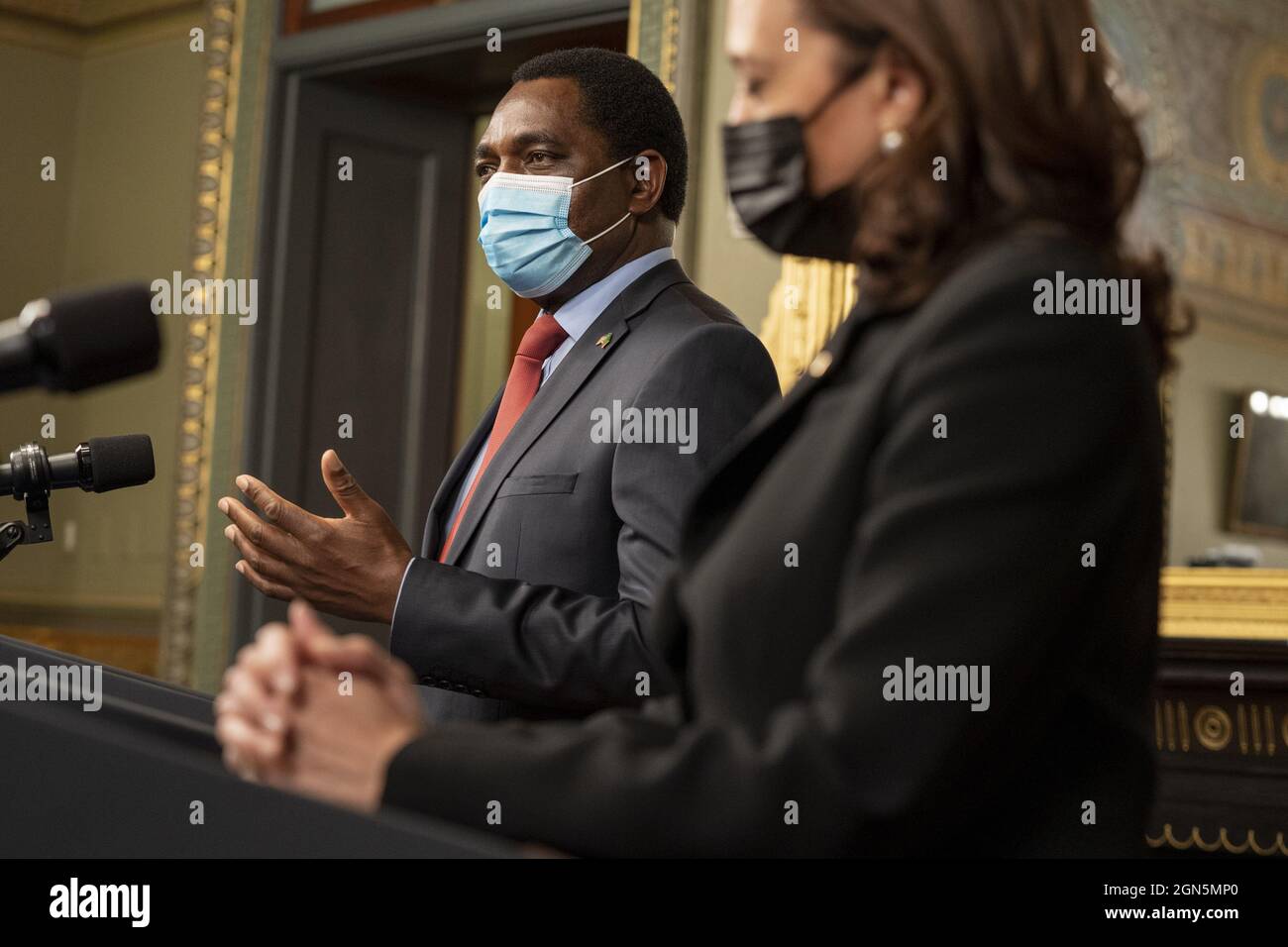 Washington, Usa. September 2021. Seine Exzellenz Hakainde Hichilema, Präsidentin der Republik Sambia, spricht am Mittwoch, den 22. September 2021, mit Vizepräsident Kamala Harris im Feierlichen Büro des Vizepräsidenten im Eisenhower Executive Office Building in Washington, DC. Foto von Ken Cedeno/UPI Credit: UPI/Alamy Live News Stockfoto