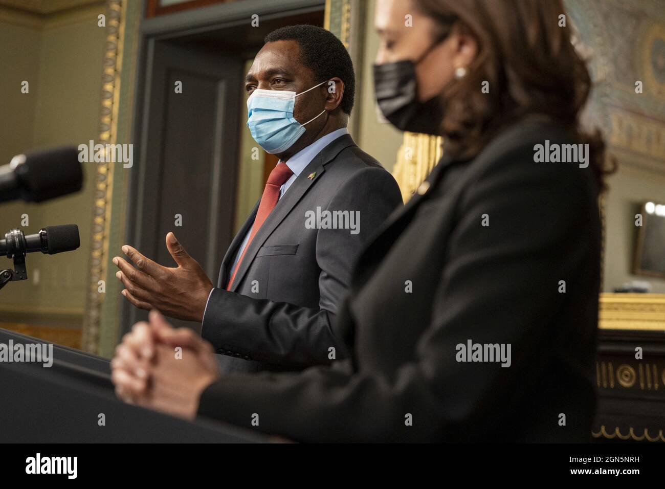 Seine Exzellenz Hakainde Hichilema, Präsidentin der Republik Sambia, spricht am Mittwoch, den 22. September 2021, mit Vizepräsident Kamala Harris im Feierlichen Büro des Vizepräsidenten im Eisenhower Executive Office Building in Washington, DC. Foto von Ken Cedeno/Pool/ABACAPRESS.COM Stockfoto