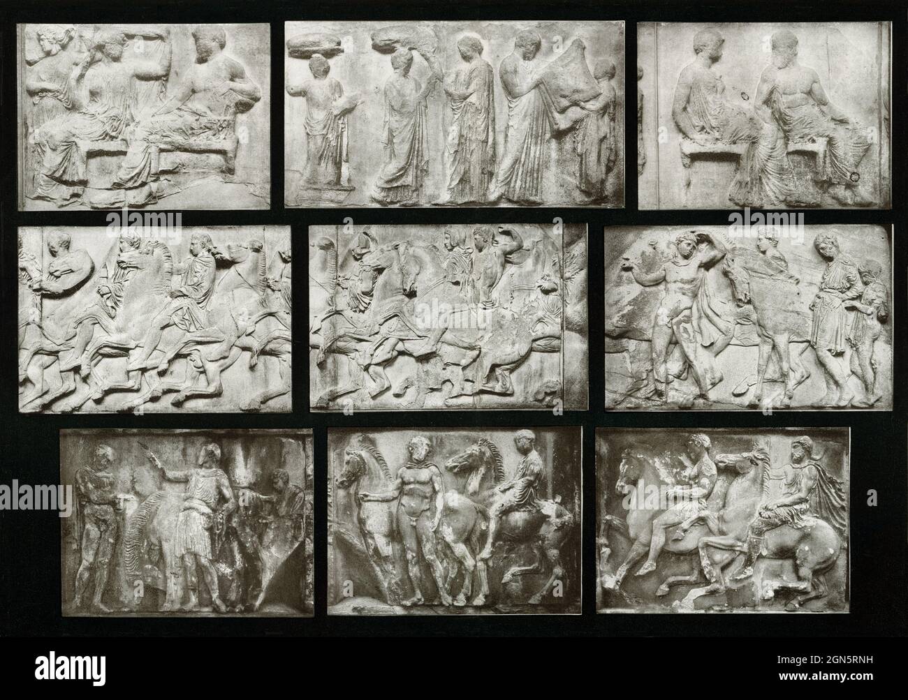 Dieses Foto aus dem Jahr 1910 zeigt Reliefs vom Partheno-Fries auf der Akropolis in Athen. Es sind Szenen aus dem Festzug, die die Tage des Panathenaic Festivals darstellen und illustrieren. Der Parthenon, der sich auf der Akropolis von Athen befindet, war der Höhepunkt der griechischen Architektur und war üppiger dekoriert als jeder andere griechische Tempel davor. Phidias war der Aufseher der skulpturalen Dekoration des Tempels, und jedes der zweiundneunzig dorischen Metopes hatte Relief-Skulpturszenen, sowie jeden Zentimeter des 424 Meter langen ionischen Frieses. Die Giebel waren mit Dutzenden von überlebensgroßen si gefüllt Stockfoto