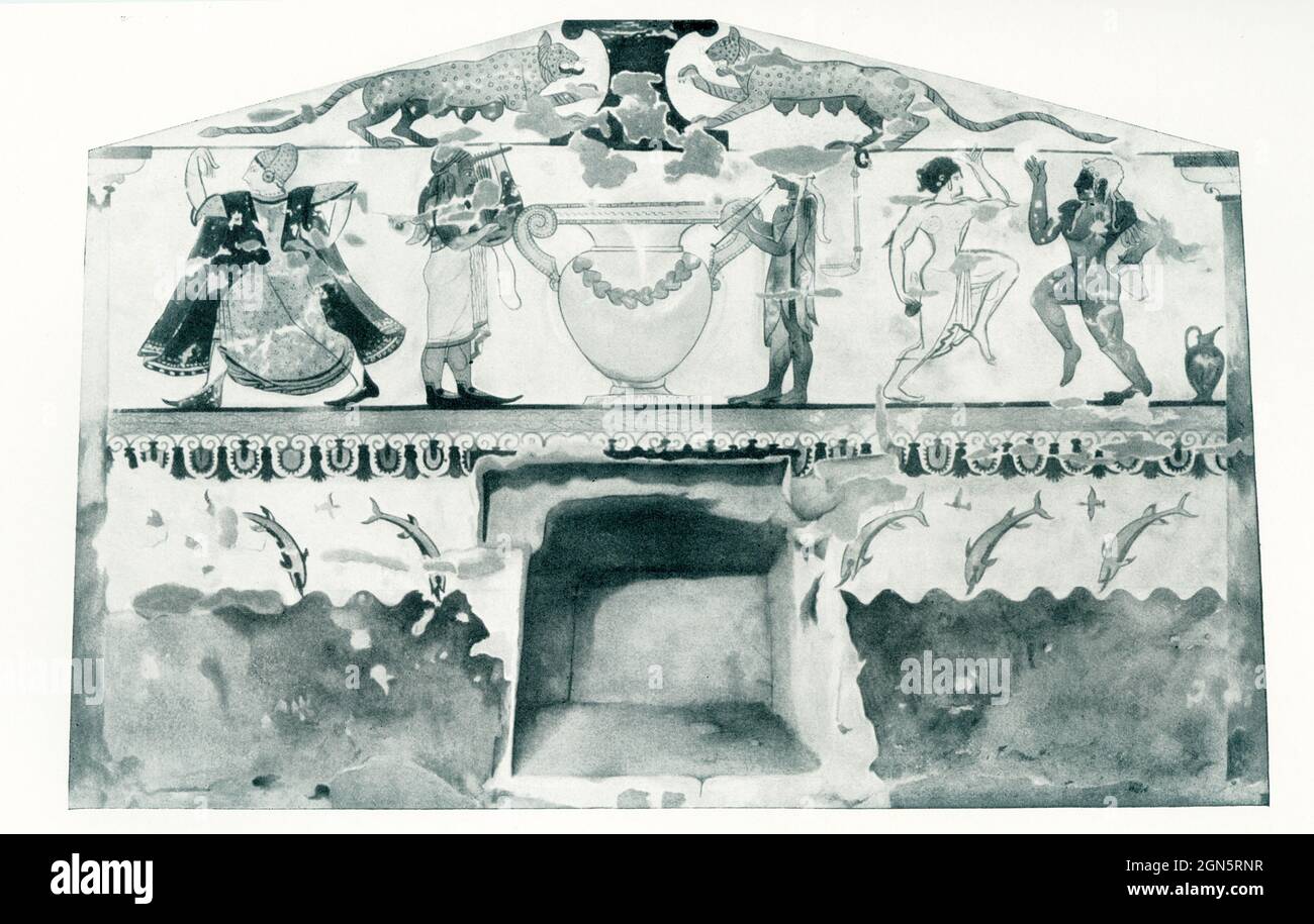 Diese Abbildung aus dem Jahr 1910 zeigt eine Szene des Etrsucan-Grabes, die auf das Innere der Grabstätte gemalt wurde. Oben rechts ist ein Paar in Tanzpositionen dargestellt. Es wurde in dem gefunden, was man das „Grab der Löwin“ nennt. Eines der bekanntesten etruskischen Fresken ist das Grab der Löwin (Tomba delle Leonesse) in Tarquinia. Das Grab wurde auf 520 v. Chr. datiert und ist in zwei Register unterteilt. Das untere Register an allen drei Wänden zeigt blaue Wellen mit grünen und blauen Delfinen, die ein- und ausspringen und Vögel, die darüber fliegen. Das Hauptregister der Rückwand (hier abgebildet) zeigt einen großen Krater im Cent Stockfoto