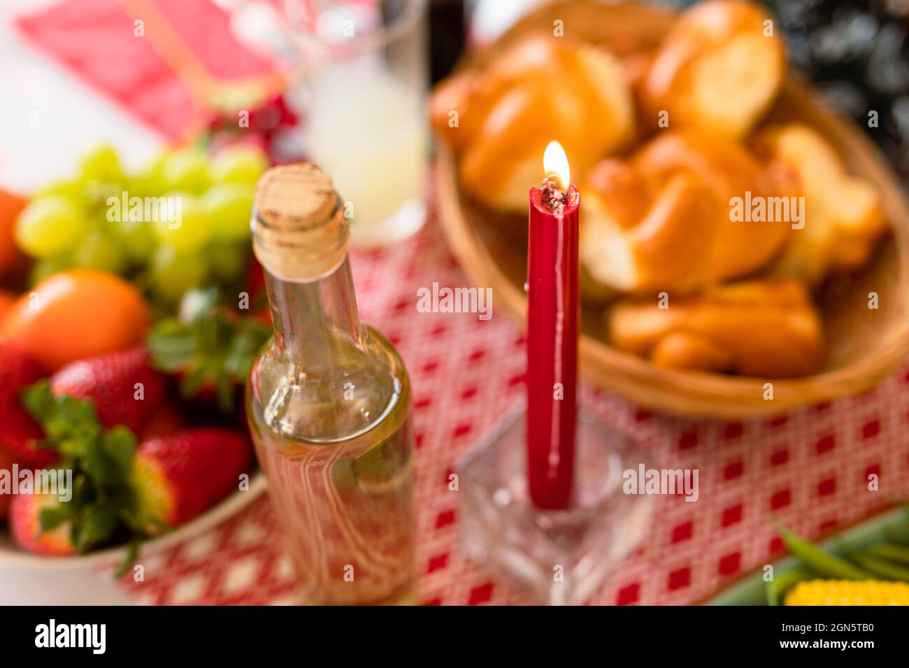 Flasche, Kerze und traditionelle Gerichte liegen auf dem weihnachtstisch Stockfoto