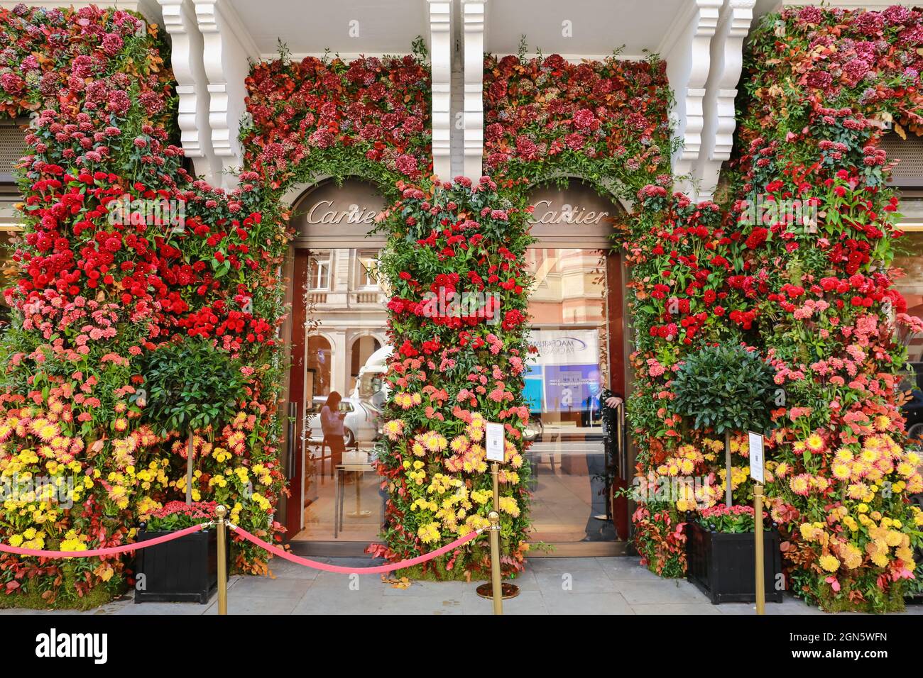 London, Großbritannien. 21. September 2021. Chelsea In Bloom 2021 ‘Außergewöhnliche Reisen’. Blumeninstallation Cartier auf Sloane Street. Quelle: Waldemar Sikora Stockfoto
