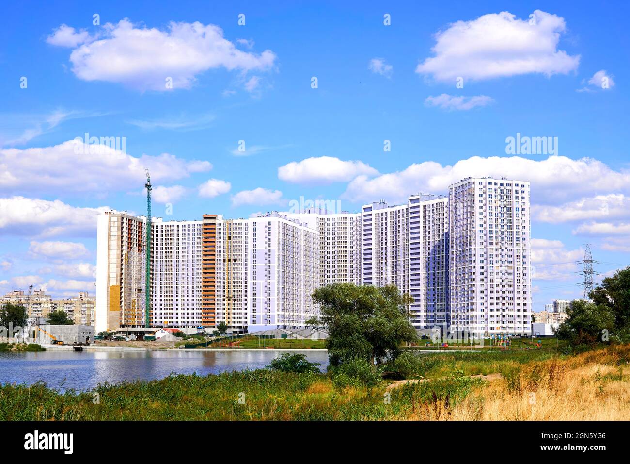 Neues Gebäude in toller Lage in der Nähe des Sees Stockfoto