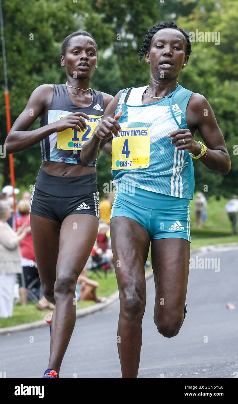 Davenport, Iowa, USA. 30. Juli 2016. Mary Keitany (4) Kenia läuft gerade vor Caroline Chepkoech (12) von Nigeria, die die Frauen als nähert sie sich der Rücklauf auf McClellan Blvd. Während der Quad City Times Bix-7 in Davenport am Samstag, den 30. Juli 2016. Credit: Andy Abeyta/Viererkabel - Zeiten/ZUMA Draht/Alamy leben Nachrichten Stockfoto