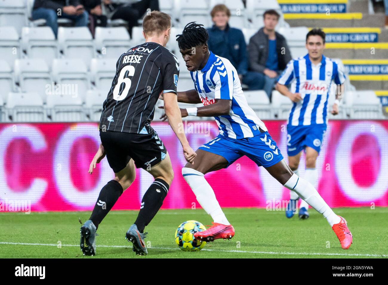 Odense, Dänemark. September 2021. Emmanuel Sabbi (11) von ob beim 3F Superliga-Spiel zwischen Odense Boldklub und Soenderjyske im Nature Energy Park in Odense. (Foto: Gonzales Photo - Kent Rasmussen). Stockfoto