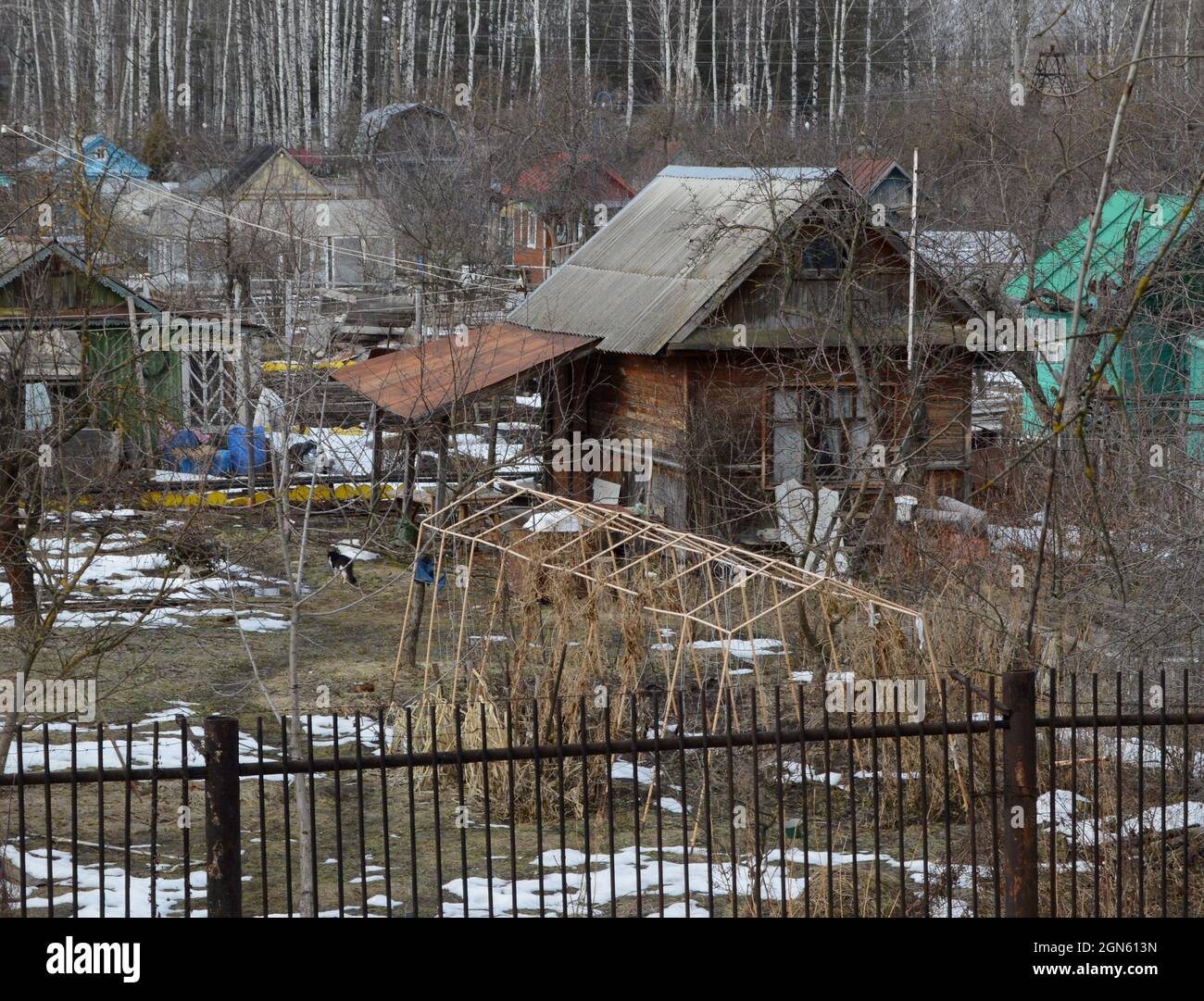 Kovrov, Russland. 22. März 2017. Kollektivgärten im frühen Frühjahr. Blick von einem mehrstöckigen Gebäude Stockfoto