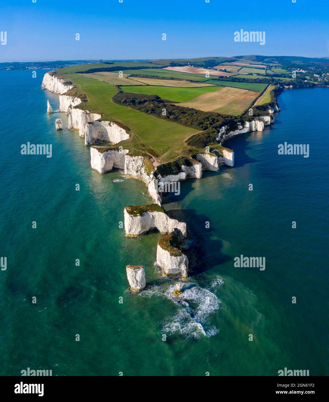 Sonnenaufgang fängt Old Harry Rocks entlang der Jurassic Coast. Dorset. Luftdrohnenbild. Stockfoto