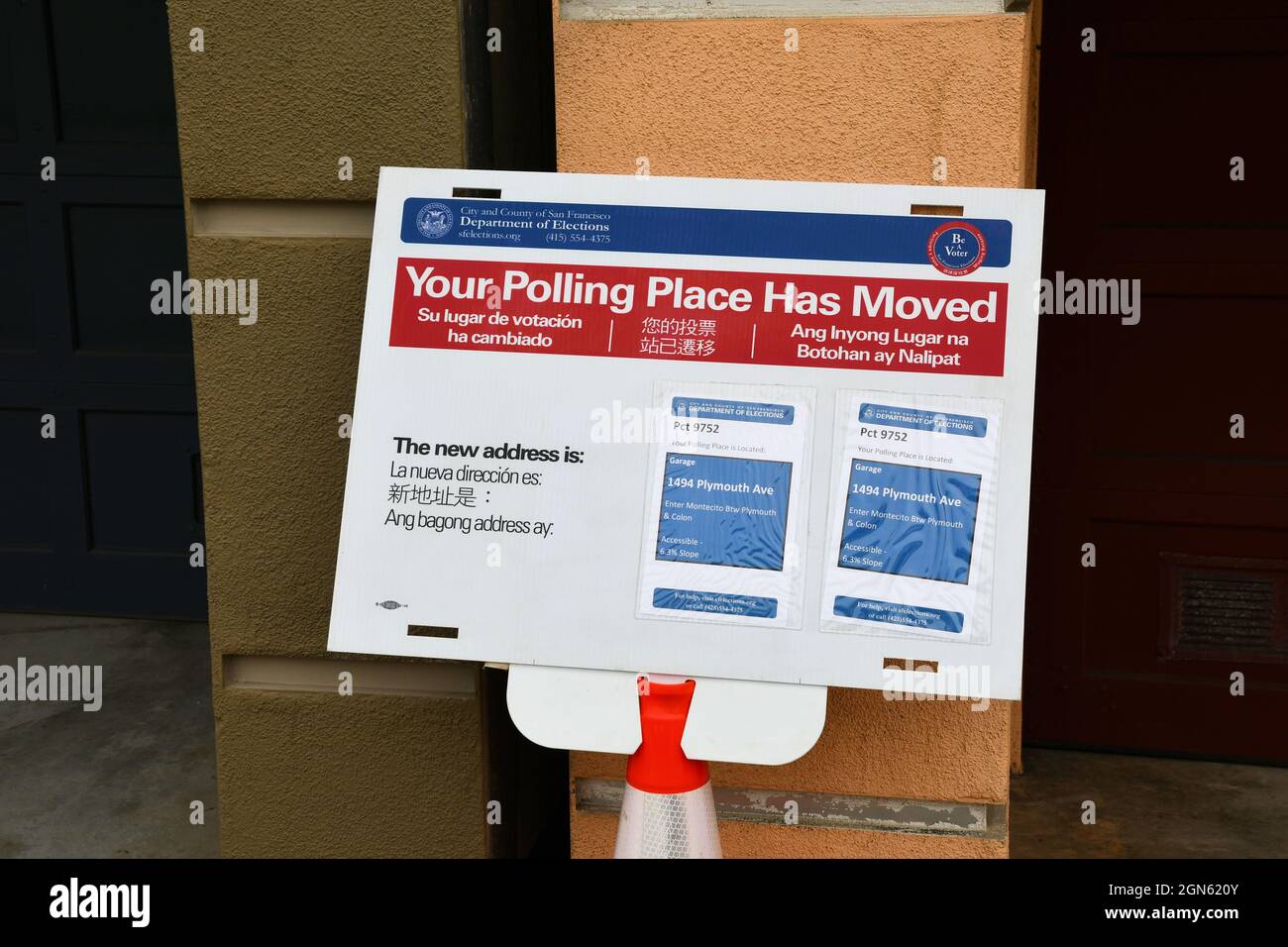 Das Schild „Ihr Wahlort ist umgezogen“ warnt die Wähler, dass der Wahlort in der Nachbarschaft an einen anderen Standort verlegt wurde: San Francisco, Kalifornien. Stockfoto