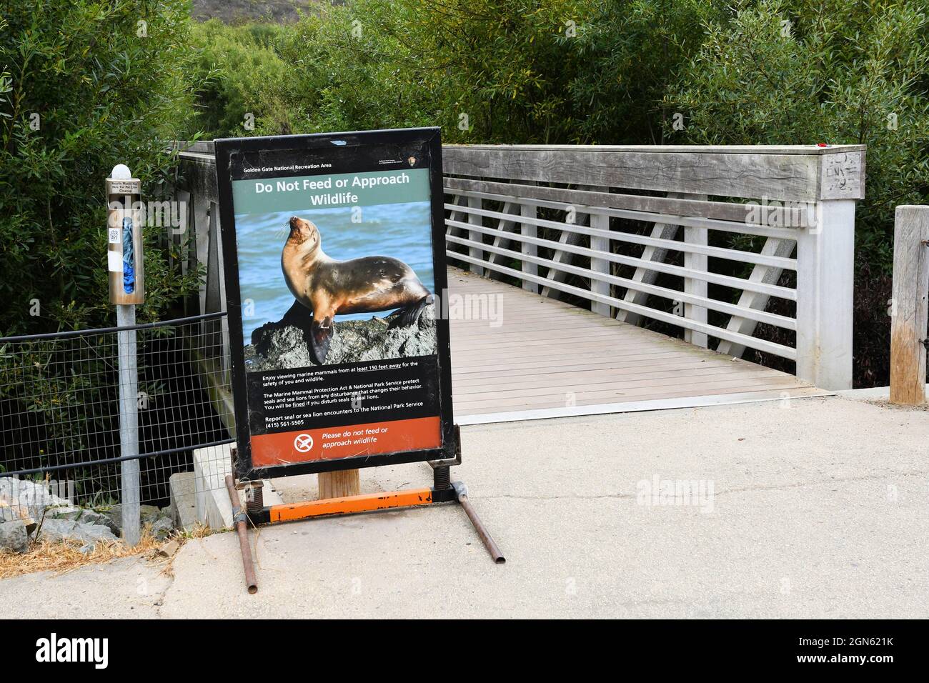 Schild „Füttern Sie keine Tiere und nähern Sie sich nicht den Tieren“ in der Nähe von Muir Beach in Nordkalifornien, Bay Area; Gesetz zum Schutz von Meeressäugern; Tiere nicht stören. Stockfoto