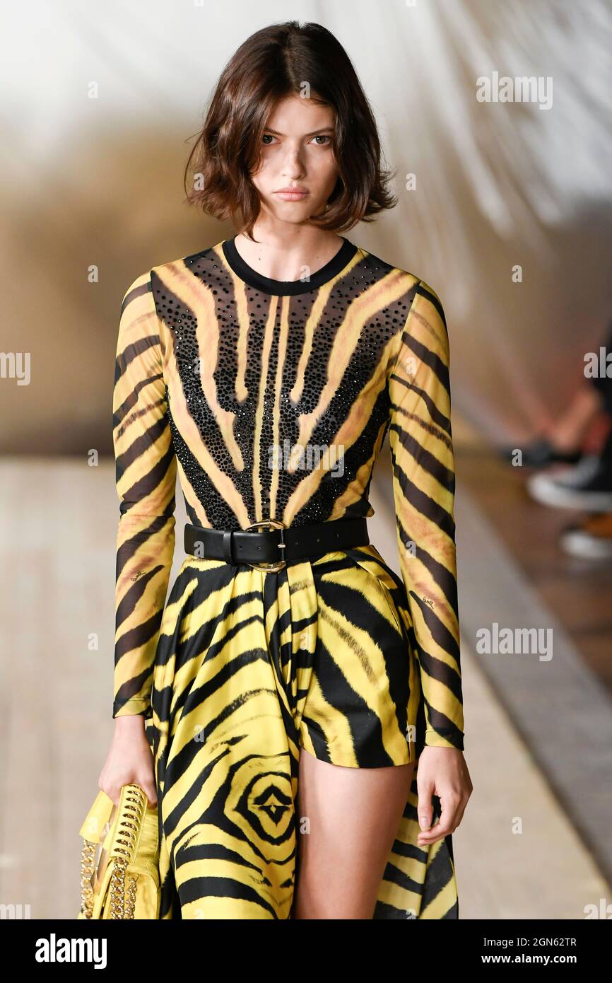 Mailand, Italien. September 2021. ROBERTO CAVALLI SS22 Runway während der Milan Fashion Week am 2021. September - Mailand, Italien. 22/09/2021 Credit: dpa/Alamy Live News Stockfoto