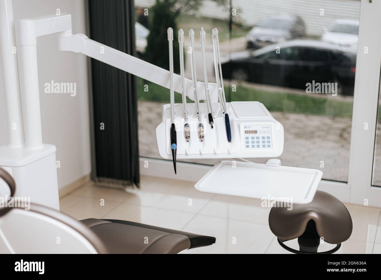 Sarajevo, Bosnien und Herzegowina - 09.20.2021: Dentsply Sirona Sinius Maschine Intego, Behandlungszentrum in einer Zahnarztpraxis aus nächster Nähe Stockfoto