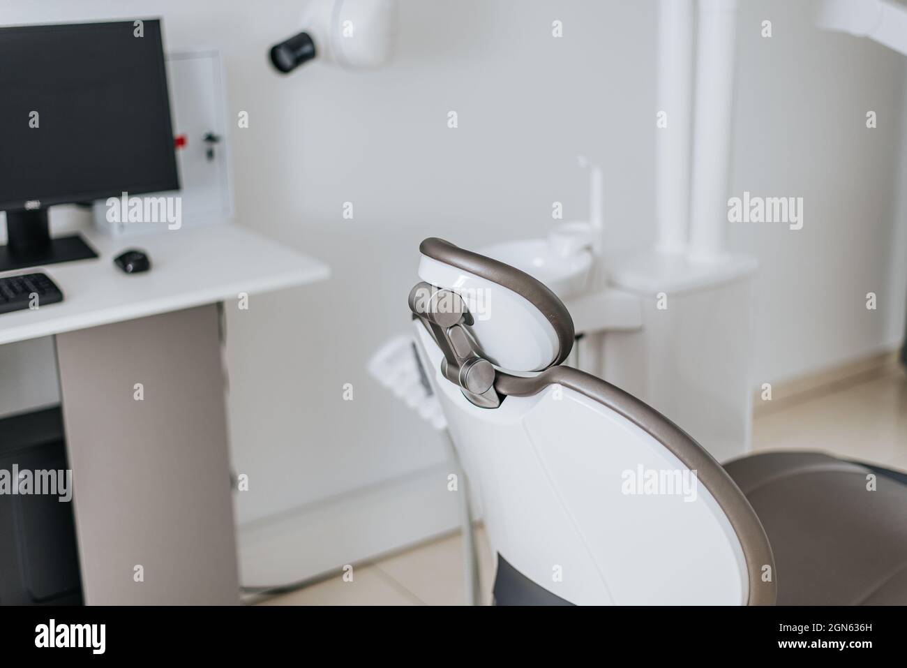 Sarajevo, Bosnien und Herzegowina - 09.20.2021: Dentsply Sirona Sinius Maschine Intego, Behandlungszentrum in einer Zahnarztpraxis aus nächster Nähe Stockfoto