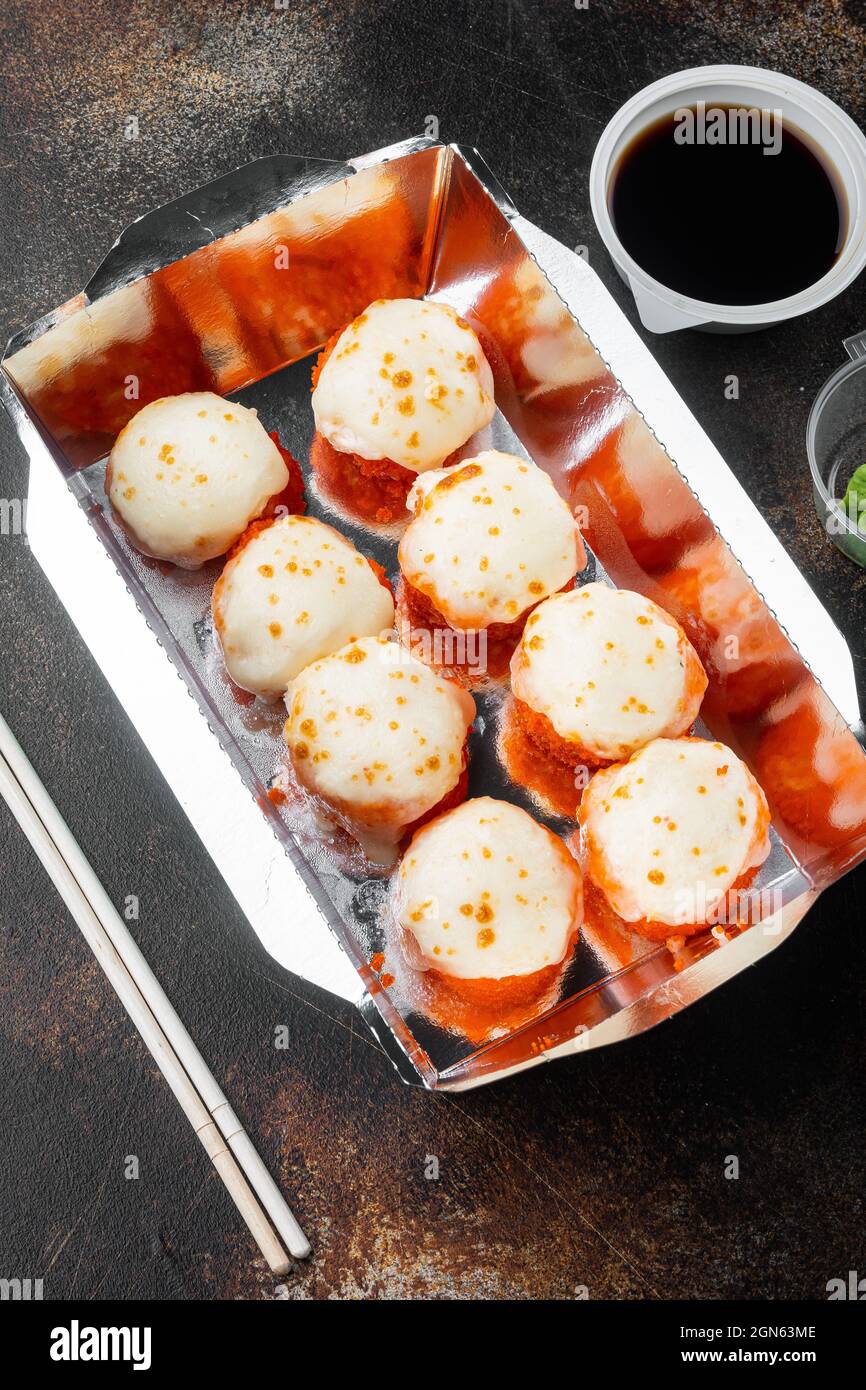 Sushi-Roll-Delivery-Set, auf altem dunklen rustikalen Hintergrund Stockfoto