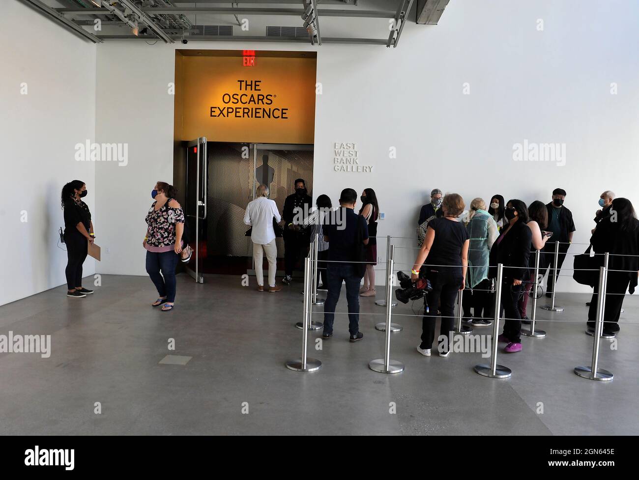 Menschen, die sich für die Oscar-Erfahrung im Academy Museum of Motion Picturs in Los Angeles, Kalifornien, stellen Stockfoto
