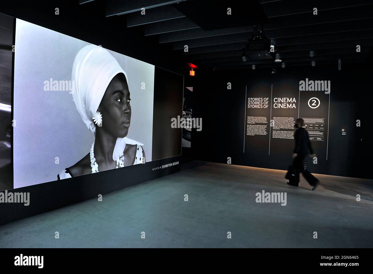 Klassischer Schwarz-Weiß-Film, der am Eingang zu einer Ausstellung im Academy Museum of Motion Pictions in Los Angeles, Kalifornien, auf eine Leinwand projiziert wird Stockfoto