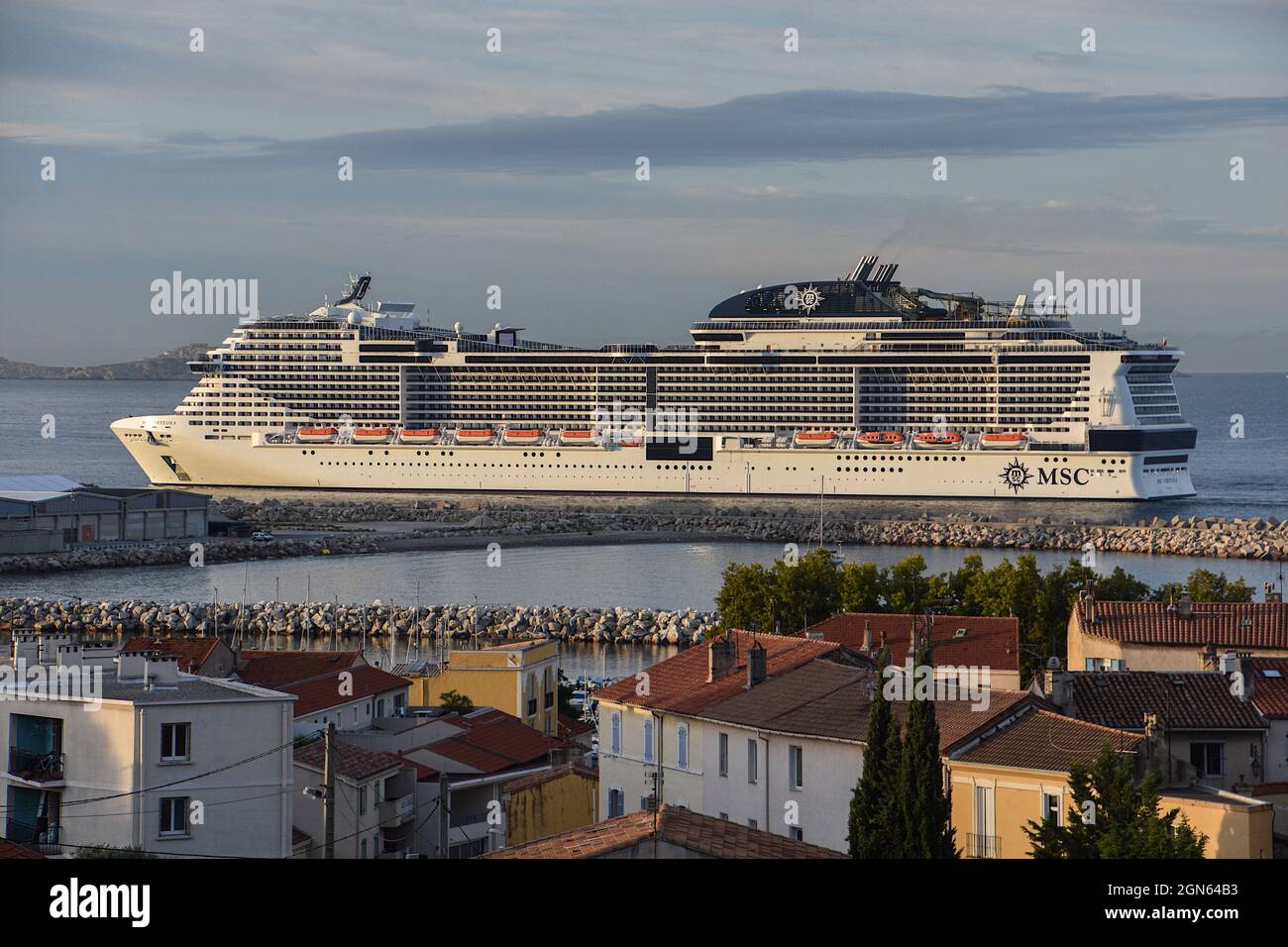 Ein Blick auf das in Marseille ankommende Kreuzschiff „MSC Virtuosa ...
