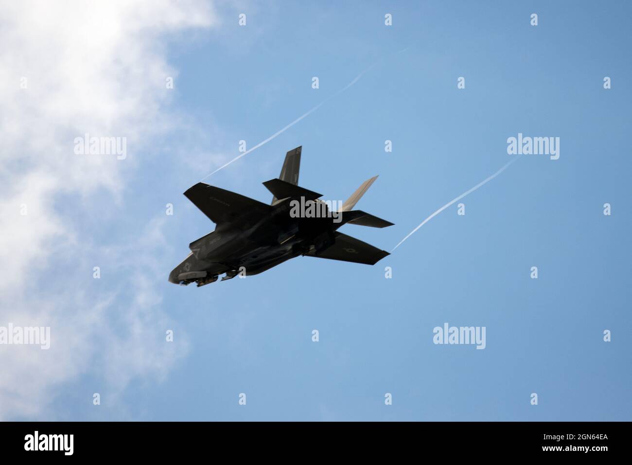 F35-Kampfjet fliegt mit Flügelwirbeln davon Stockfoto