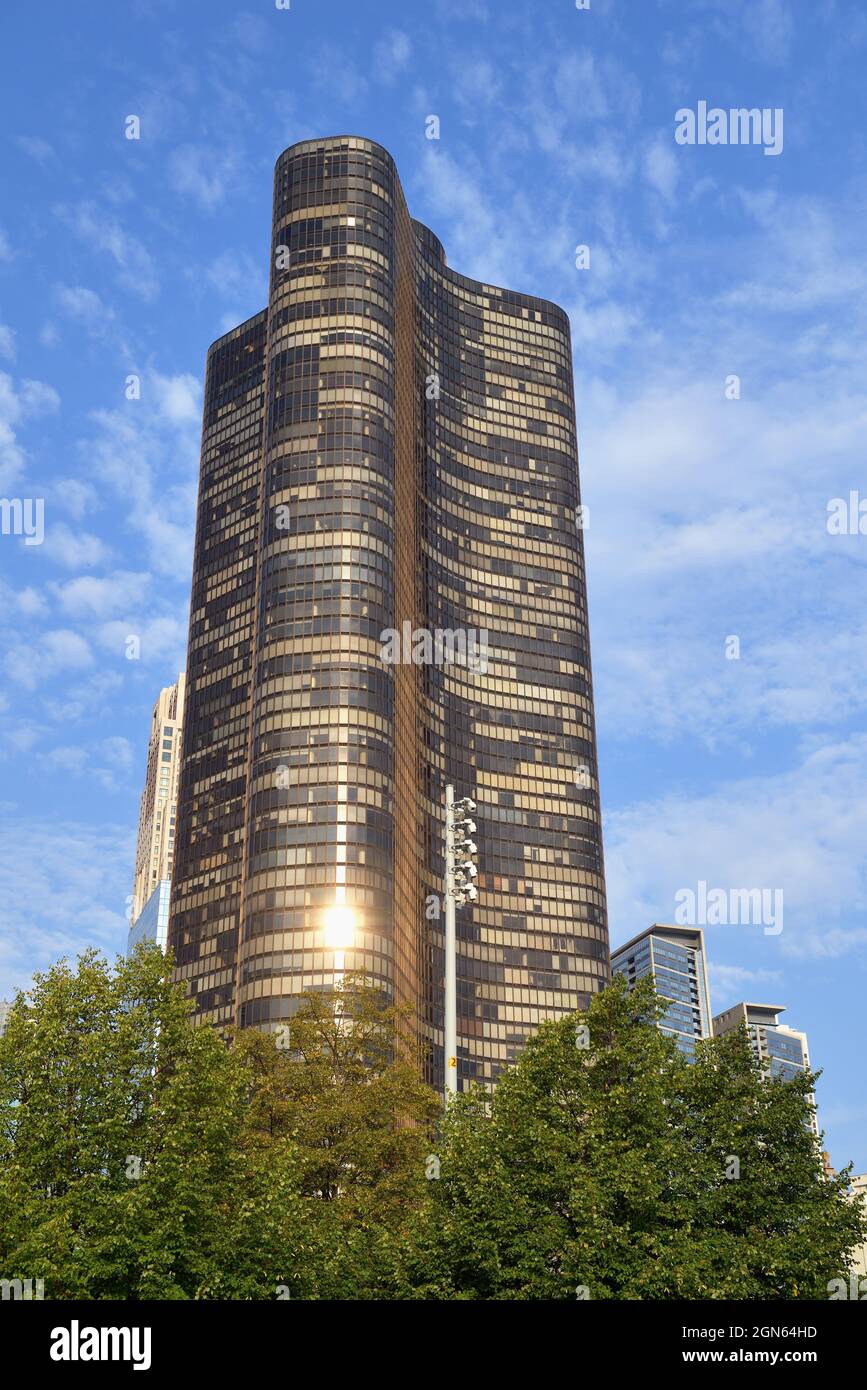 Chicago, Illinois, USA. Die Morgensonne spiegelt sich am Lake Point Tower wider, einem 70-stöckigen luxuriösen Wohngebäude in der Nähe des Lake Shore Drive, La Stockfoto