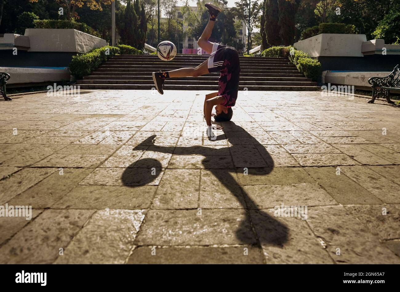 Mexiko-Stadt, Mexiko-Stadt, Mexiko. September 2021. Der 20-jährige Anthony Nogues ist der aktuelle nationale Meister des Freestyle-Fußballs in Mexiko, ab dem Alter von 14 Jahren begann er, diesen Sport zu praktizieren, dem er täglich 6 Stunden Training widmet, Er hat an drei Weltmeisterschaften in der Tschechischen Republik teilgenommen und einen Red Bull Street Style in Miami, als eine merkwürdige Tatsache, mag Fußball nicht und erwähnte, dass, obwohl es sich um zwei Sportarten handelt, die mit der gleichen Sache gespielt werden, sie völlig unterschiedlich sind. Quelle: Luis Licona/ZUMA Wire/Alamy Live News Stockfoto