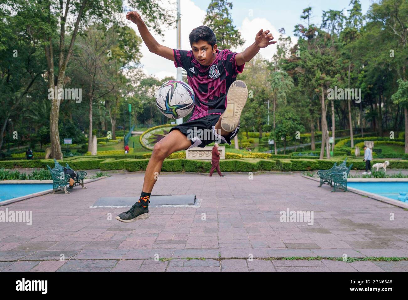 Mexiko-Stadt, Mexiko-Stadt, Mexiko. September 2021. Der 20-jährige Anthony Nogues ist der aktuelle nationale Meister des Freestyle-Fußballs in Mexiko, ab dem Alter von 14 Jahren begann er, diesen Sport zu praktizieren, dem er täglich 6 Stunden Training widmet, Er hat an drei Weltmeisterschaften in der Tschechischen Republik teilgenommen und einen Red Bull Street Style in Miami, als eine merkwürdige Tatsache, mag Fußball nicht und erwähnte, dass, obwohl es sich um zwei Sportarten handelt, die mit der gleichen Sache gespielt werden, sie völlig unterschiedlich sind. Quelle: Luis Licona/ZUMA Wire/Alamy Live News Stockfoto