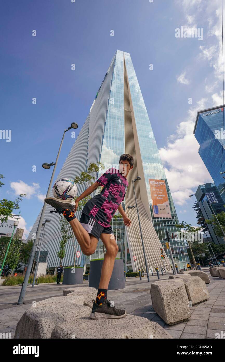 Mexiko-Stadt, Mexiko-Stadt, Mexiko. September 2021. Der 20-jährige Anthony Nogues ist der aktuelle nationale Meister des Freestyle-Fußballs in Mexiko, ab dem Alter von 14 Jahren begann er, diesen Sport zu praktizieren, dem er täglich 6 Stunden Training widmet, Er hat an drei Weltmeisterschaften in der Tschechischen Republik teilgenommen und einen Red Bull Street Style in Miami, als eine merkwürdige Tatsache, mag Fußball nicht und erwähnte, dass, obwohl es sich um zwei Sportarten handelt, die mit der gleichen Sache gespielt werden, sie völlig unterschiedlich sind. Quelle: Luis Licona/ZUMA Wire/Alamy Live News Stockfoto