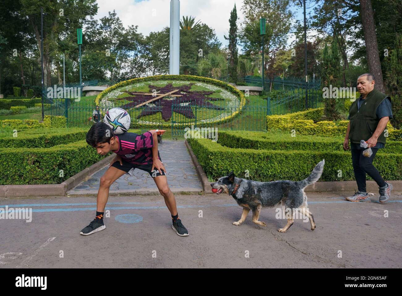 Mexiko-Stadt, Mexiko-Stadt, Mexiko. September 2021. Der 20-jährige ANTHONY NOGUES ist der aktuelle nationale Meister des Freestyle-Fußballs in Mexiko, ab dem Alter von 14 Jahren begann er, diesen Sport zu praktizieren, dem er täglich 6 Stunden Training widmet, Er hat an drei Weltmeisterschaften in der Tschechischen Republik teilgenommen und einen Red Bull Street Style in Miami, als eine merkwürdige Tatsache, mag Fußball nicht und erwähnte, dass, obwohl es sich um zwei Sportarten handelt, die mit der gleichen Sache gespielt werden, sie völlig unterschiedlich sind. Quelle: Luis Licona/ZUMA Wire/Alamy Live News Stockfoto