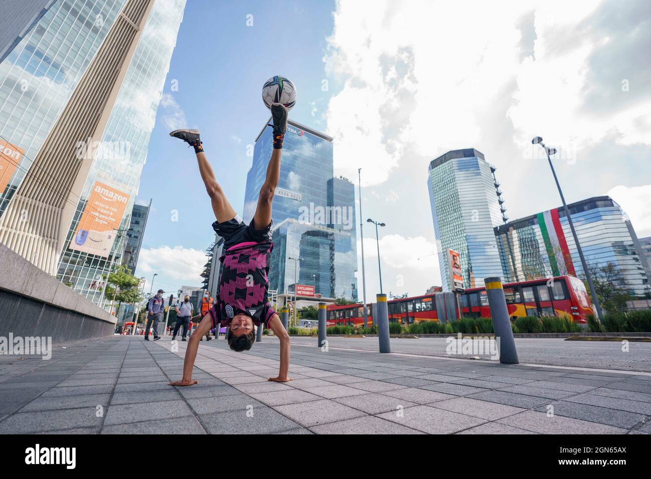 Mexiko-Stadt, Mexiko-Stadt, Mexiko. September 2021. Der 20-jährige Anthony Nogues ist der aktuelle nationale Meister des Freestyle-Fußballs in Mexiko, ab dem Alter von 14 Jahren begann er, diesen Sport zu praktizieren, dem er täglich 6 Stunden Training widmet, Er hat an drei Weltmeisterschaften in der Tschechischen Republik teilgenommen und einen Red Bull Street Style in Miami, als eine merkwürdige Tatsache, mag Fußball nicht und erwähnte, dass, obwohl es sich um zwei Sportarten handelt, die mit der gleichen Sache gespielt werden, sie völlig unterschiedlich sind. Quelle: Luis Licona/ZUMA Wire/Alamy Live News Stockfoto