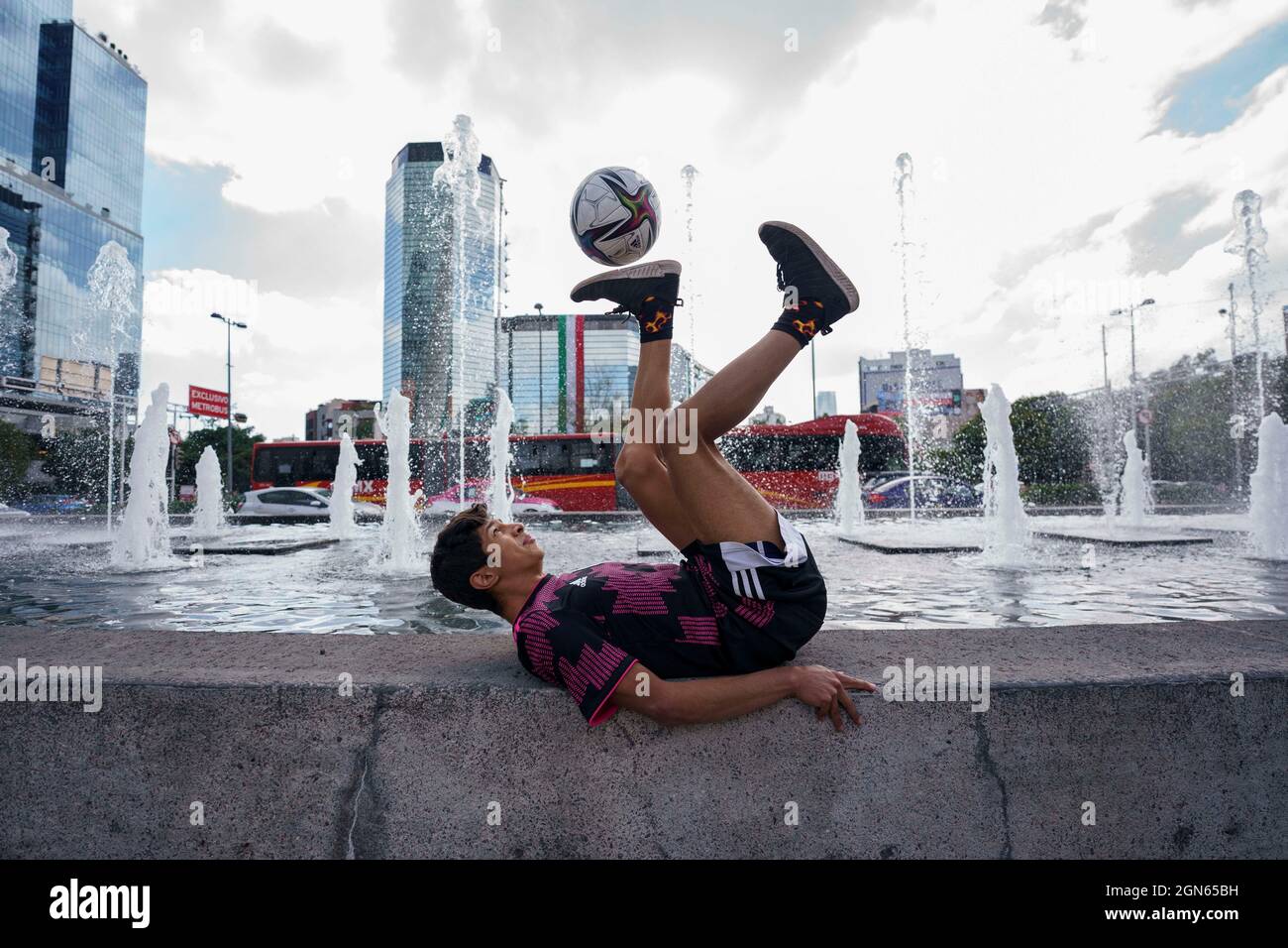 Mexiko-Stadt, Mexiko-Stadt, Mexiko. September 2021. Der 20-jährige Anthony Nogues ist der aktuelle nationale Meister des Freestyle-Fußballs in Mexiko, ab dem Alter von 14 Jahren begann er, diesen Sport zu praktizieren, dem er täglich 6 Stunden Training widmet, Er hat an drei Weltmeisterschaften in der Tschechischen Republik teilgenommen und einen Red Bull Street Style in Miami, als eine merkwürdige Tatsache, mag Fußball nicht und erwähnte, dass, obwohl es sich um zwei Sportarten handelt, die mit der gleichen Sache gespielt werden, sie völlig unterschiedlich sind. Quelle: Luis Licona/ZUMA Wire/Alamy Live News Stockfoto