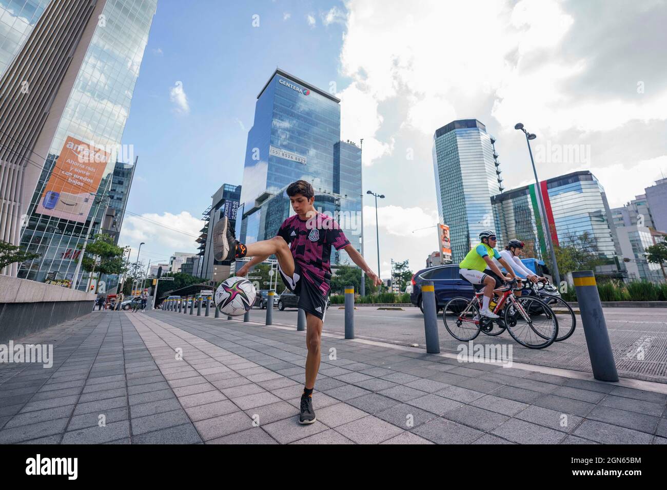 Mexiko-Stadt, Mexiko-Stadt, Mexiko. September 2021. Der 20-jährige Anthony Nogues ist der aktuelle nationale Meister des Freestyle-Fußballs in Mexiko, ab dem Alter von 14 Jahren begann er, diesen Sport zu praktizieren, dem er täglich 6 Stunden Training widmet, Er hat an drei Weltmeisterschaften in der Tschechischen Republik teilgenommen und einen Red Bull Street Style in Miami, als eine merkwürdige Tatsache, mag Fußball nicht und erwähnte, dass, obwohl es sich um zwei Sportarten handelt, die mit der gleichen Sache gespielt werden, sie völlig unterschiedlich sind. Quelle: Luis Licona/ZUMA Wire/Alamy Live News Stockfoto