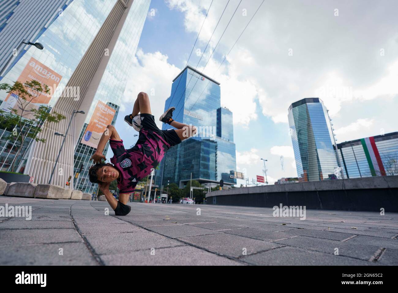 Mexiko-Stadt, Mexiko-Stadt, Mexiko. September 2021. Der 20-jährige Anthony Nogues ist der aktuelle nationale Meister des Freestyle-Fußballs in Mexiko, ab dem Alter von 14 Jahren begann er, diesen Sport zu praktizieren, dem er täglich 6 Stunden Training widmet, Er hat an drei Weltmeisterschaften in der Tschechischen Republik teilgenommen und einen Red Bull Street Style in Miami, als eine merkwürdige Tatsache, mag Fußball nicht und erwähnte, dass, obwohl es sich um zwei Sportarten handelt, die mit der gleichen Sache gespielt werden, sie völlig unterschiedlich sind. Quelle: Luis Licona/ZUMA Wire/Alamy Live News Stockfoto