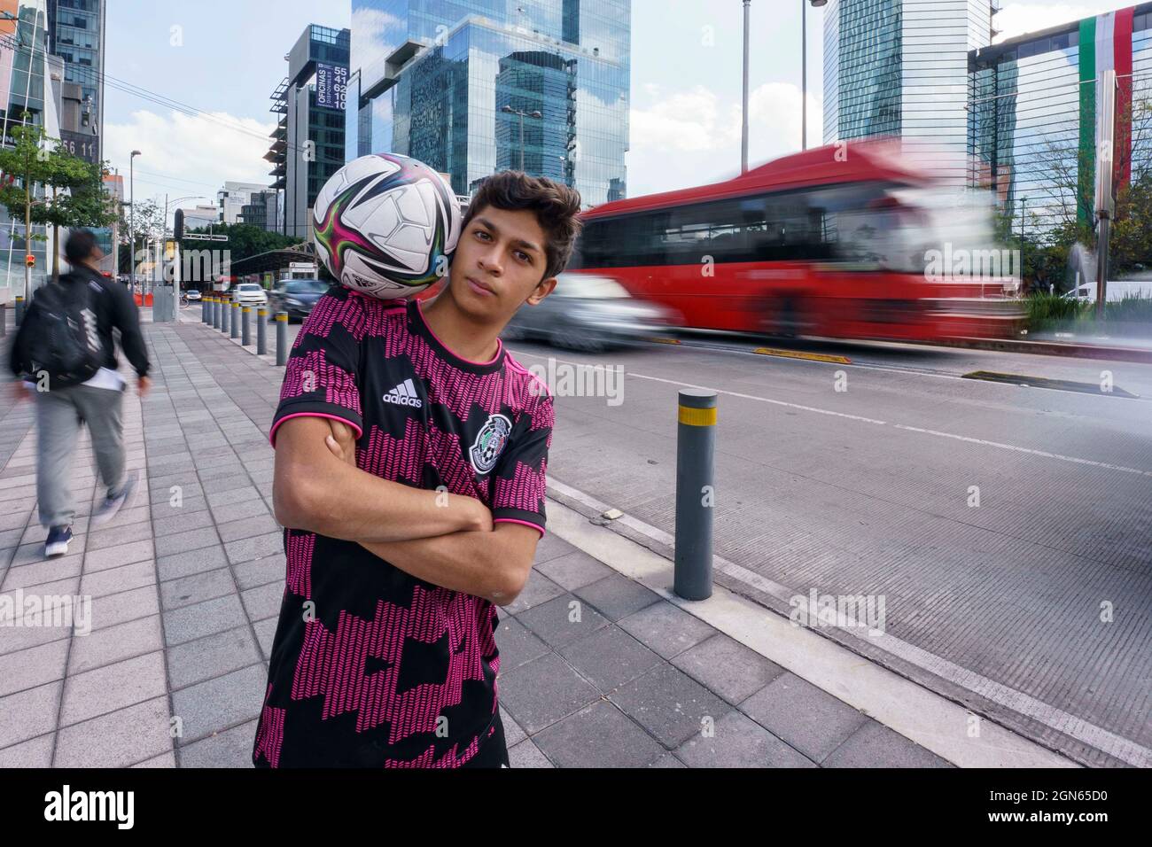 Mexiko-Stadt, Mexiko-Stadt, Mexiko. September 2021. Der 20-jährige Anthony Nogues ist der aktuelle nationale Meister des Freestyle-Fußballs in Mexiko, ab dem Alter von 14 Jahren begann er, diesen Sport zu praktizieren, dem er täglich 6 Stunden Training widmet, Er hat an drei Weltmeisterschaften in der Tschechischen Republik teilgenommen und einen Red Bull Street Style in Miami, als eine merkwürdige Tatsache, mag Fußball nicht und erwähnte, dass, obwohl es sich um zwei Sportarten handelt, die mit der gleichen Sache gespielt werden, sie völlig unterschiedlich sind. Quelle: Luis Licona/ZUMA Wire/Alamy Live News Stockfoto