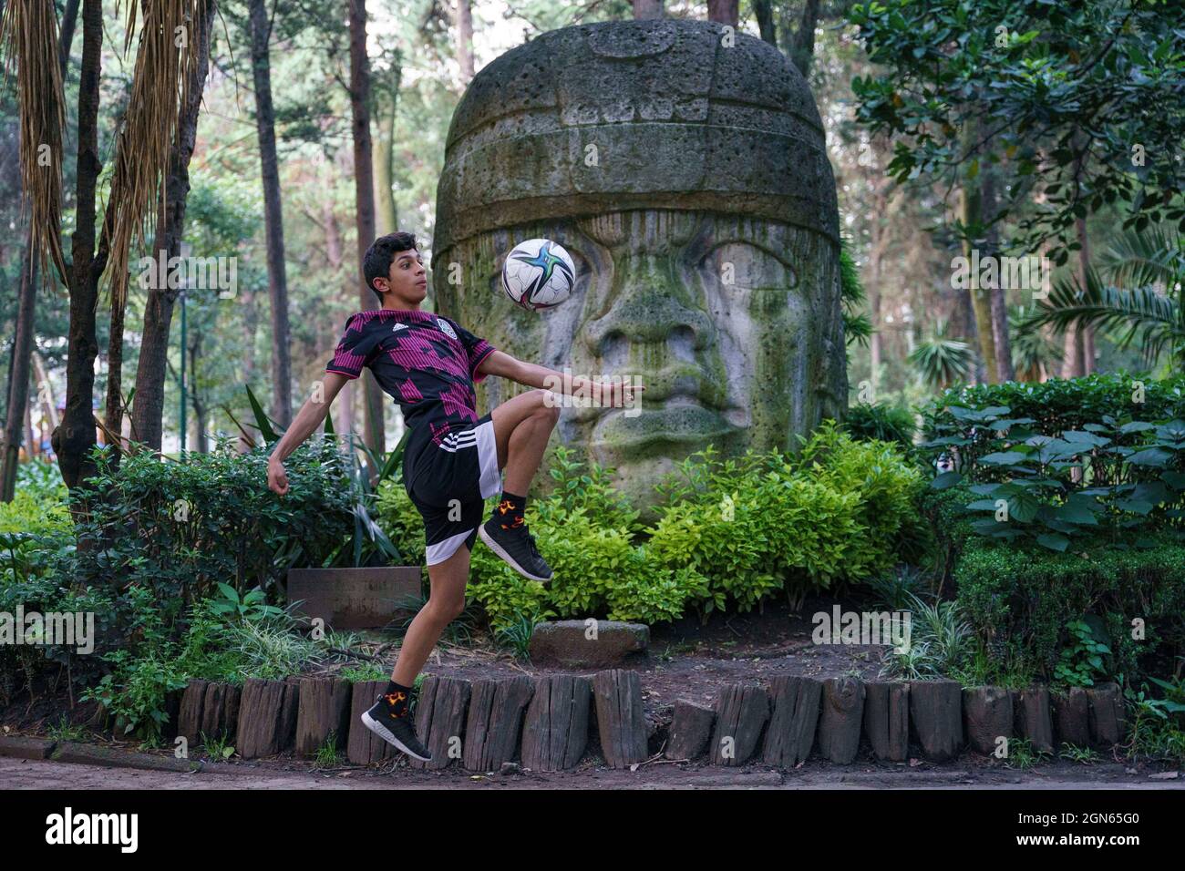Mexiko-Stadt, Mexiko-Stadt, Mexiko. September 2021. Der 20-jährige Anthony Nogues ist der aktuelle nationale Meister des Freestyle-Fußballs in Mexiko, ab dem Alter von 14 Jahren begann er, diesen Sport zu praktizieren, dem er täglich 6 Stunden Training widmet, Er hat an drei Weltmeisterschaften in der Tschechischen Republik teilgenommen und einen Red Bull Street Style in Miami, als eine merkwürdige Tatsache, mag Fußball nicht und erwähnte, dass, obwohl es sich um zwei Sportarten handelt, die mit der gleichen Sache gespielt werden, sie völlig unterschiedlich sind. Quelle: Luis Licona/ZUMA Wire/Alamy Live News Stockfoto