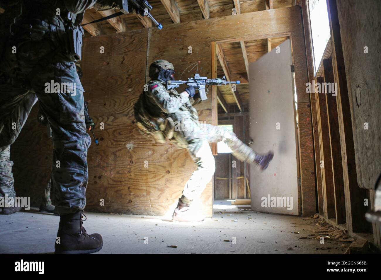 Eine britische Royal Marine mit 43 Commando Fleet Protection Group Royal Marines räumt im Rahmen einer Force-on-Force-Trainingsveranstaltung während der Übung Tartan Eagle bei der Naval Support Activity Northwest Annex, chesapeake, Virginia, 21. September 2021 eine Tür frei. Die britischen Royal Marines führten ein Force-on-Force-Training durch, um ihre Fähigkeit, unter Druck zu schießen, sich zu bewegen und zu kommunizieren, zu verfeinern. Übung Tartan Eagle ist eine zweijährliche bilaterale Trainingsübung für das US-Militär und die britischen Royal Marines, um Kampfstrategien und -Taktiken aus nächster Nähe zu trainieren. (USA Marine Corps Foto von Sgt. Kealii De Los Santos) Stockfoto