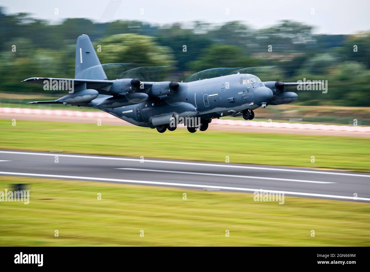 Ein MC-130J Commando II, das dem 352d Special Operations Wing zugewiesen wurde, hebt während einer Agile Combat Employment Übung bei RAF Fairford, England, am 13. September 2021 ab. Die Flieger des 501st Combat Support Wings, 100th Air Betanking Wing und der 352d SOW haben eine ACE-Übung durchgeführt, um ihre Gesamtbereitschaft und ihre Letalität zu testen. Die Übung ermöglicht es US-Truppen in Europa, von Standorten mit unterschiedlichem Kapazitäts- und Unterstützungsniveau aus zu operieren. (USA Luftwaffe Foto von Senior Airman Eugene Oliver) Stockfoto