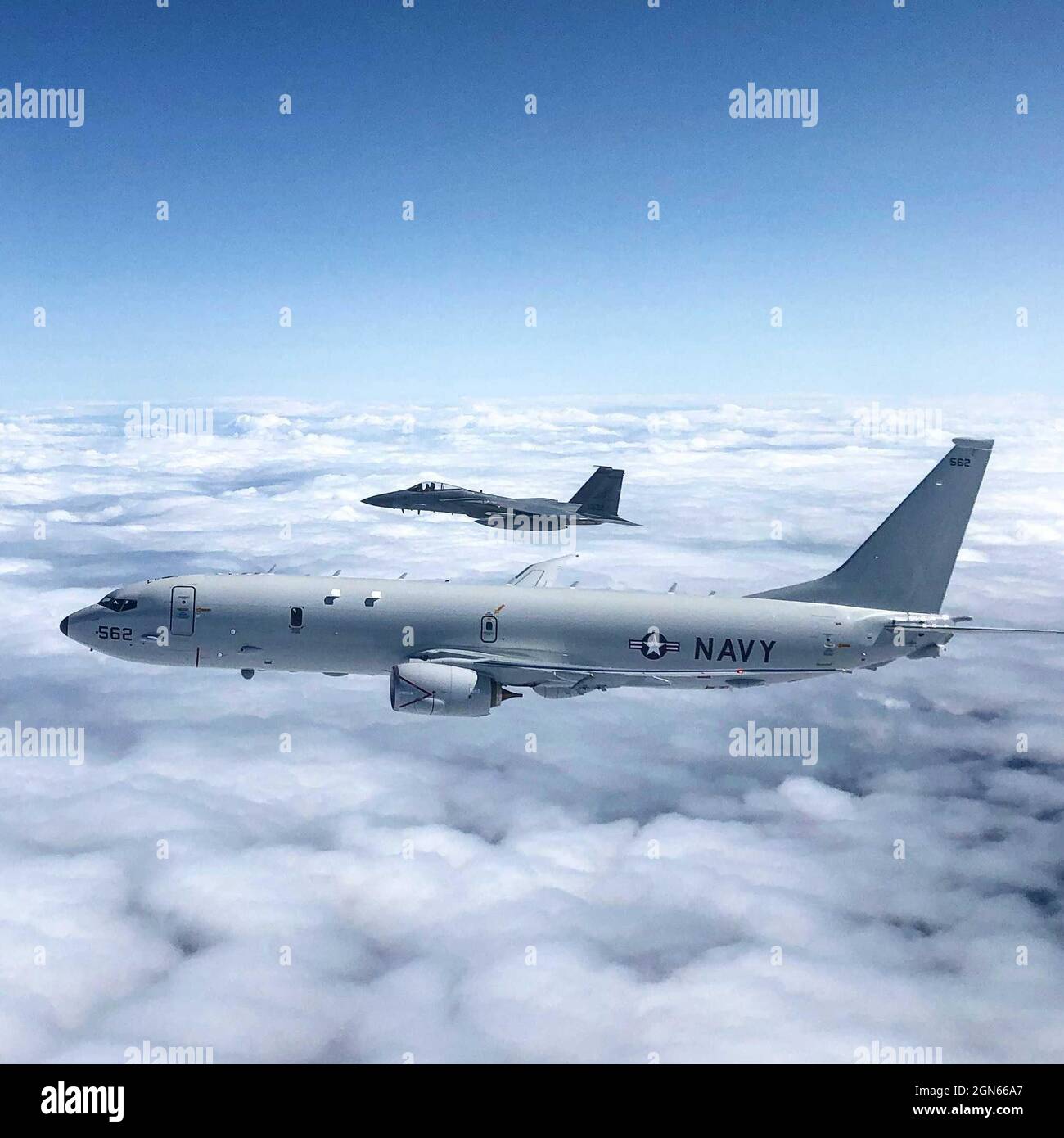 Ein Patrol- und Aufklärungsflügel der US-Marine (CPRW) 10 P-8A Poseidon fliegt neben einem F-15 Adler der Oregon Air National Guard des 142. Flügels, um fortlaufende Eingewöhnungsschulungen durchzuführen. Im Jahr 2021 wurden mehr als sieben koordinierte Trainingsflüge zwischen den beiden Gruppen auf der Portland Air National Guard Base, Oregon, durchgeführt. (Mit freundlicher Genehmigung, U.S. Navy) Stockfoto