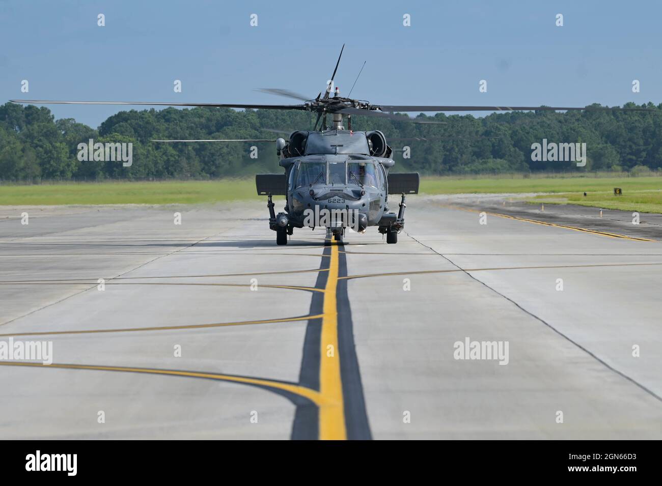 US Air Force Piloten Taxi zwei HH-60G Pave Hawk Hubschrauber auf der Fluglinie auf der Moody Air Force Base, Georgia, September 10, 2021. Die HH-60W Jolly Green II ersetzt den seit fast 30 Jahren geflogenen Pave Hawk. (USA Luftwaffe Foto von Senior Airman Rebeckah Medeiros) Stockfoto