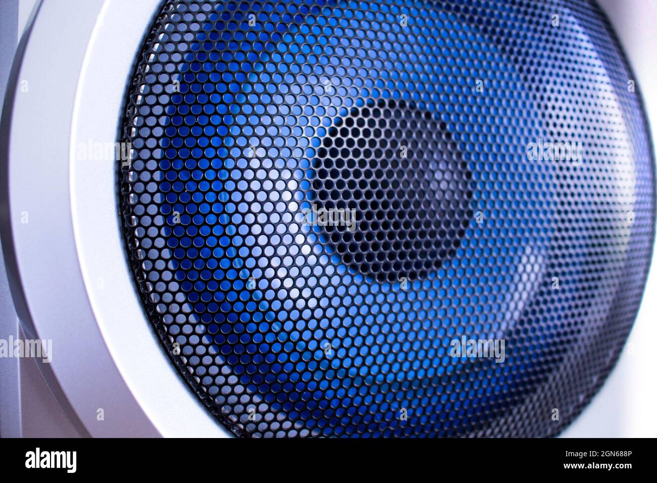 Blauer Lautsprecher mit Netzschutz Stockfoto